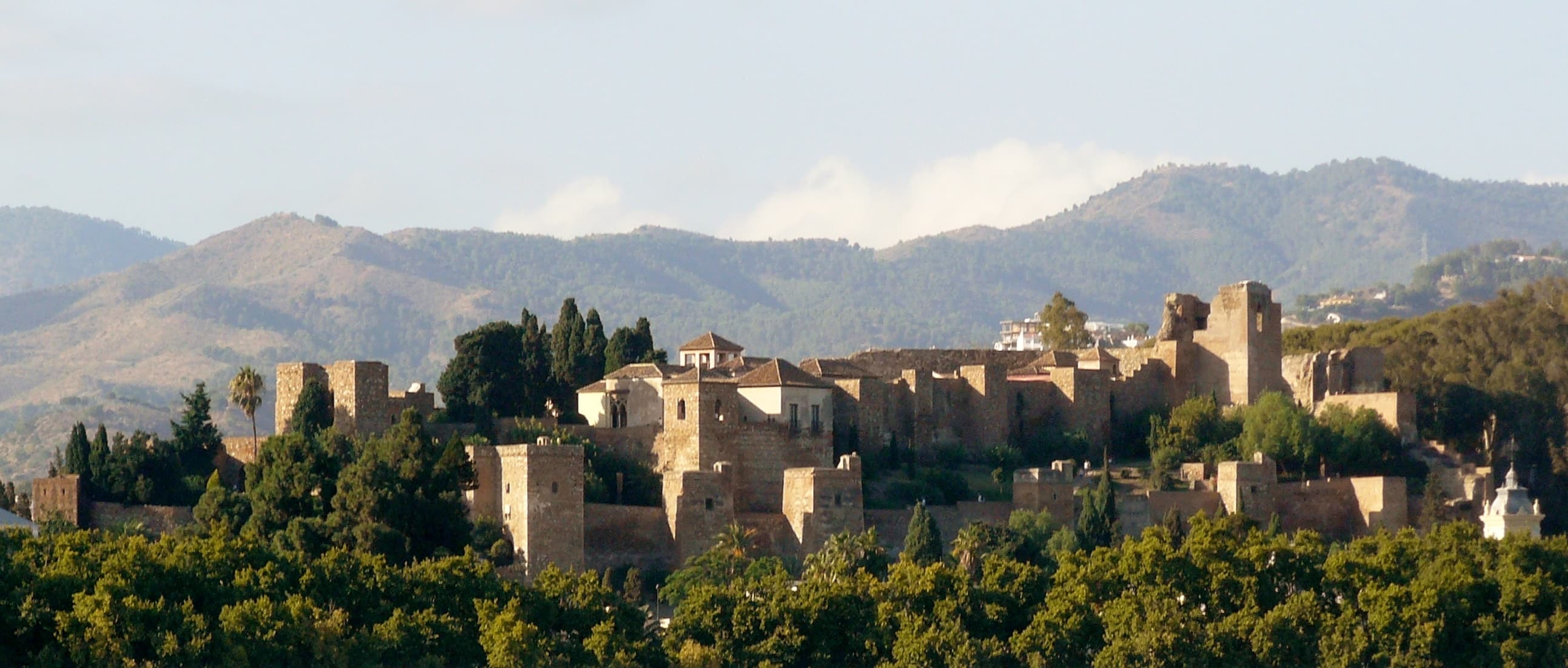 Vista exterior de la Alcazaba de Málaga desde el puerto, con sus murallas y torres árabes