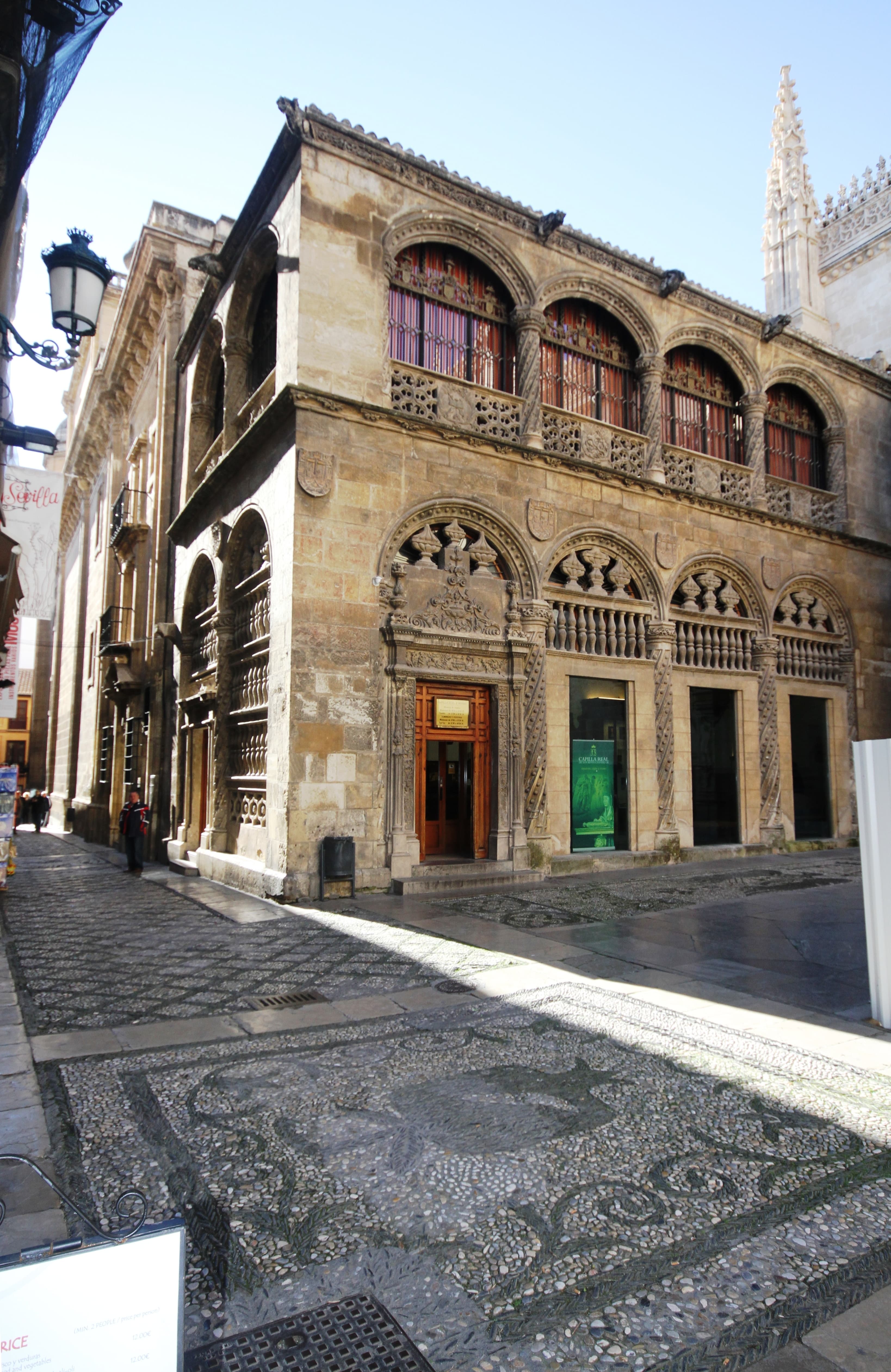 Fachada gótica de piedra de la Capilla Real de Granada, en la calle Oficios, junto a la catedral renacentista.