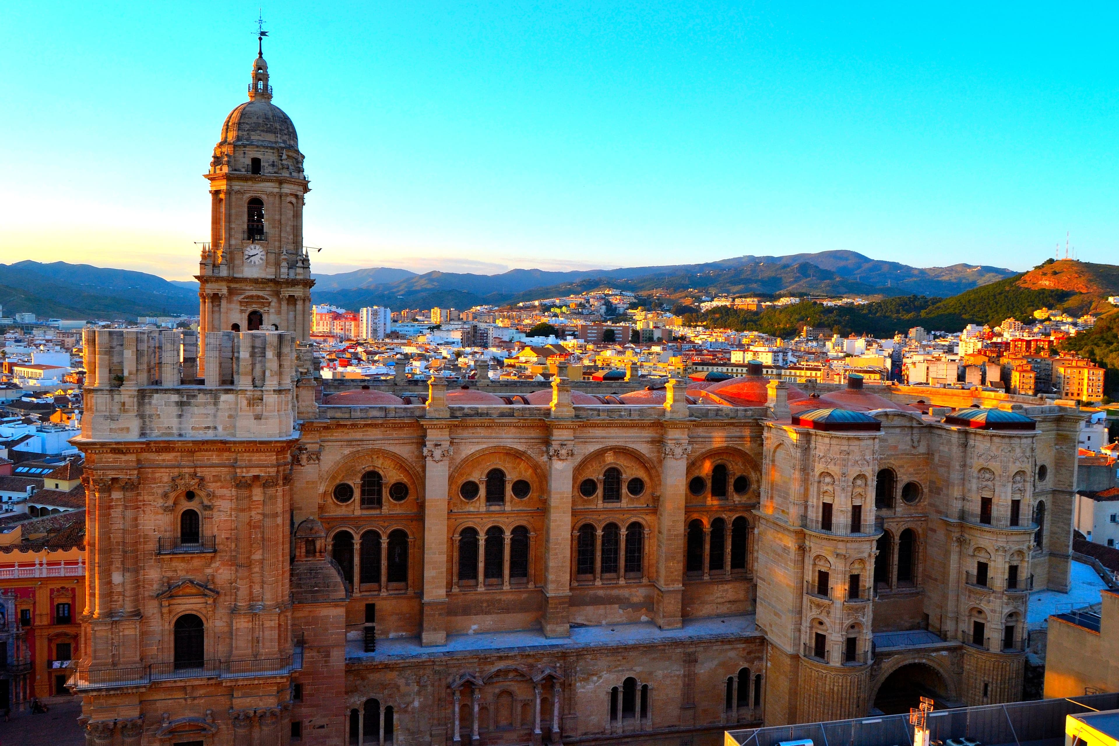 Fachada principal de la Catedral de Málaga La Manquita con su única torre terminada