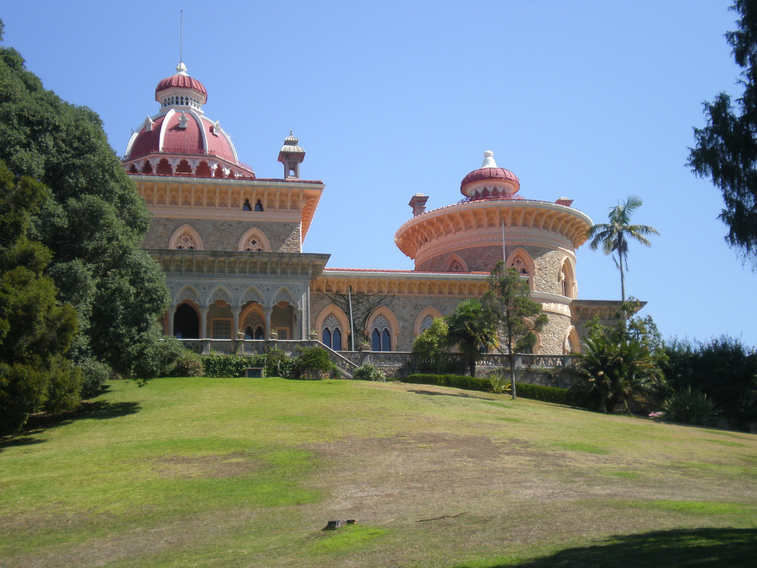 Fachada del Palacio de Monserrate con su cúpula central y arcos calados de inspiración mogol e islámica, rodeado de jardines.