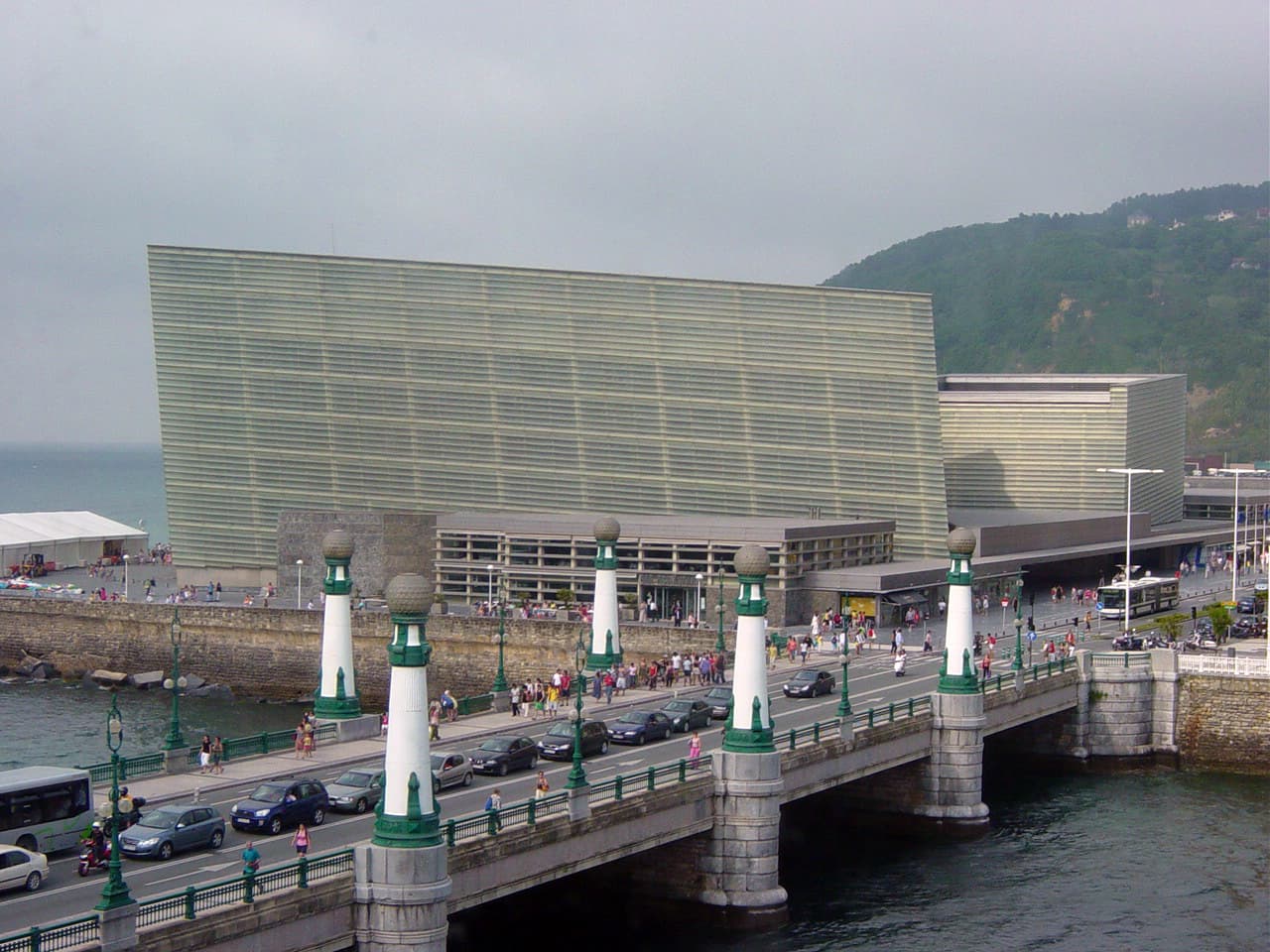 Los dos cubos de vidrio del Kursaal de San Sebastián junto al río Urumea en día claro