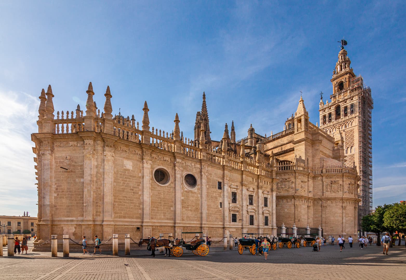 Exterior de la Catedral de Sevilla con la torre de la Giralda al fondo