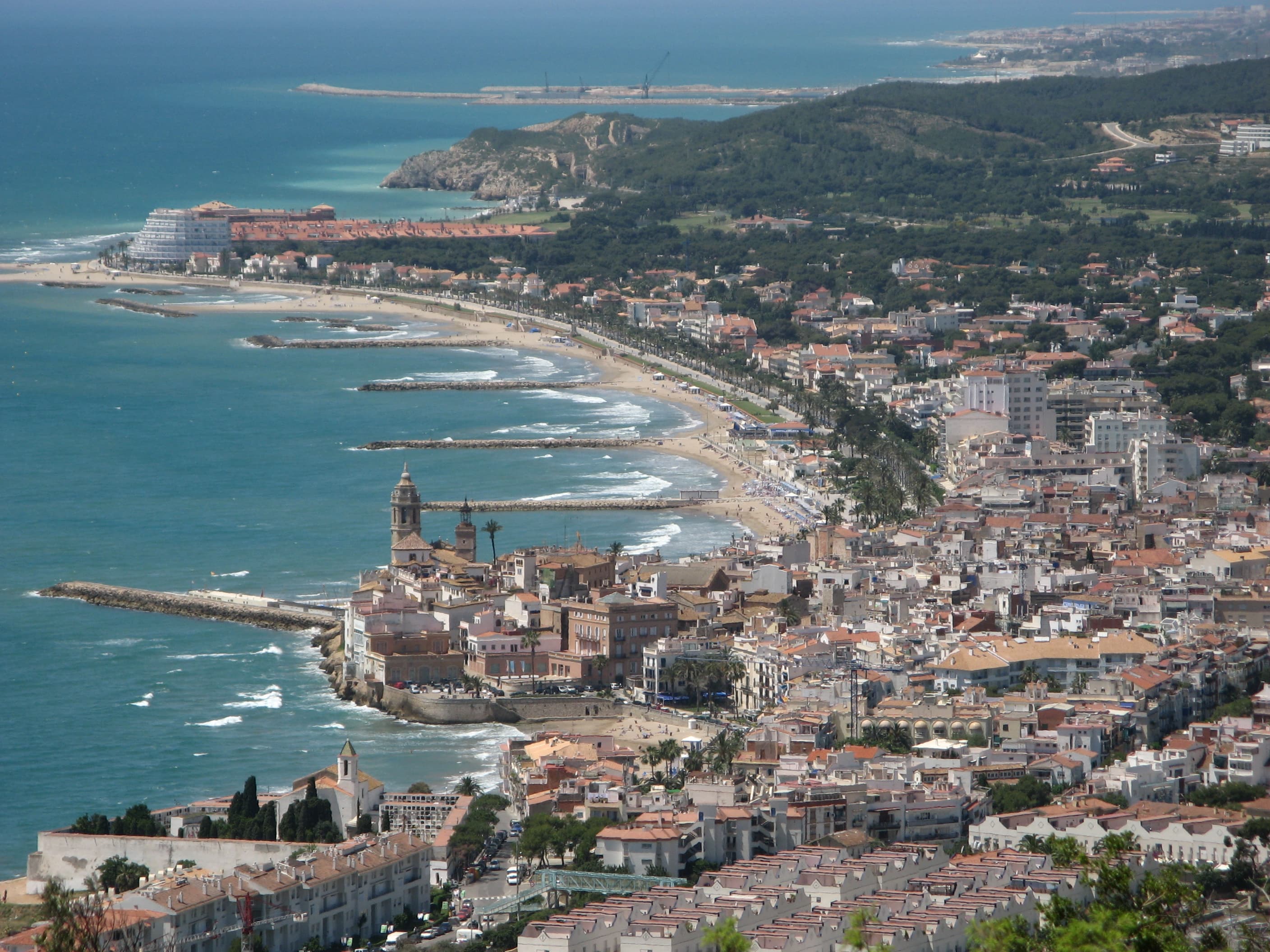 Vista del casco antiguo de Sitges con la iglesia de Sant Bartomeu sobre la roca, junto al mar Mediterráneo