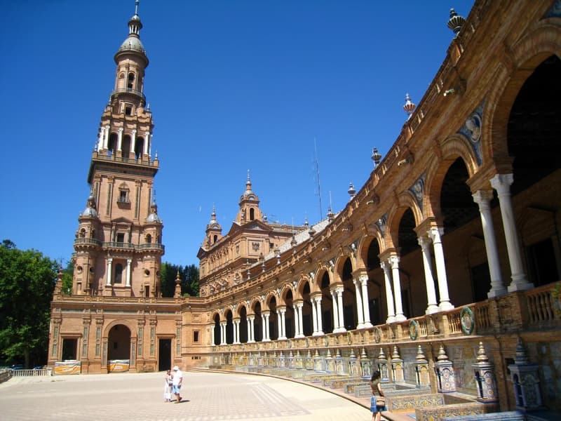 Vista panorámica de la Plaza de España de Sevilla con el canal y las torres