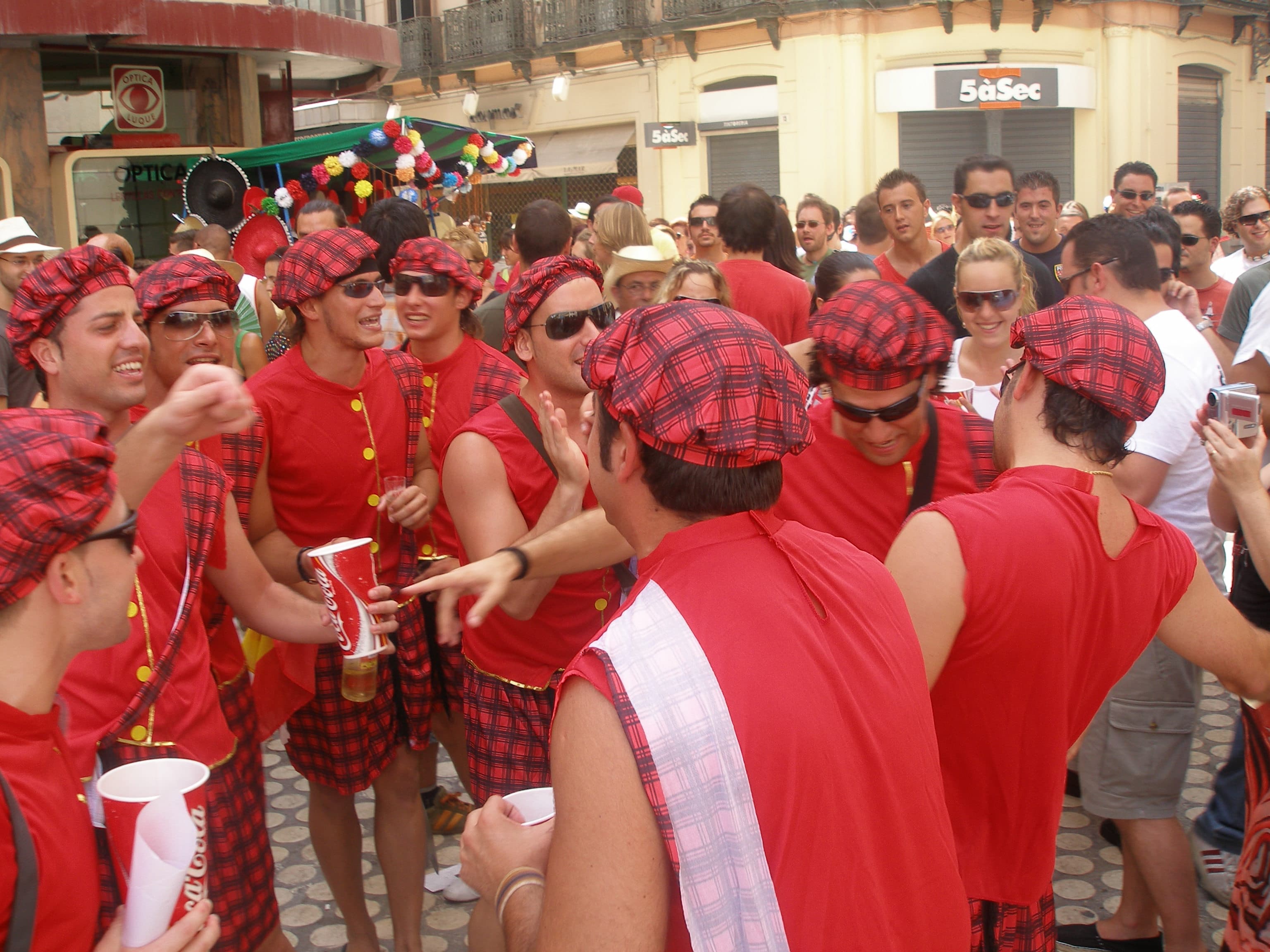 Grupos de personas con trajes tradicionales durante la Feria de Agosto de Málaga 2006