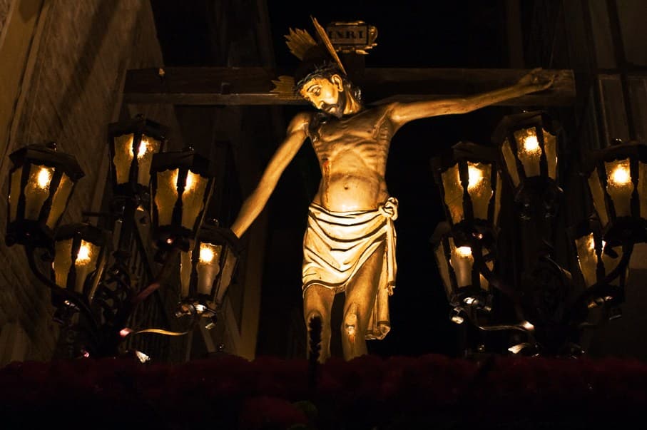 Procesión de Semana Santa en una calle del casco histórico de Toledo