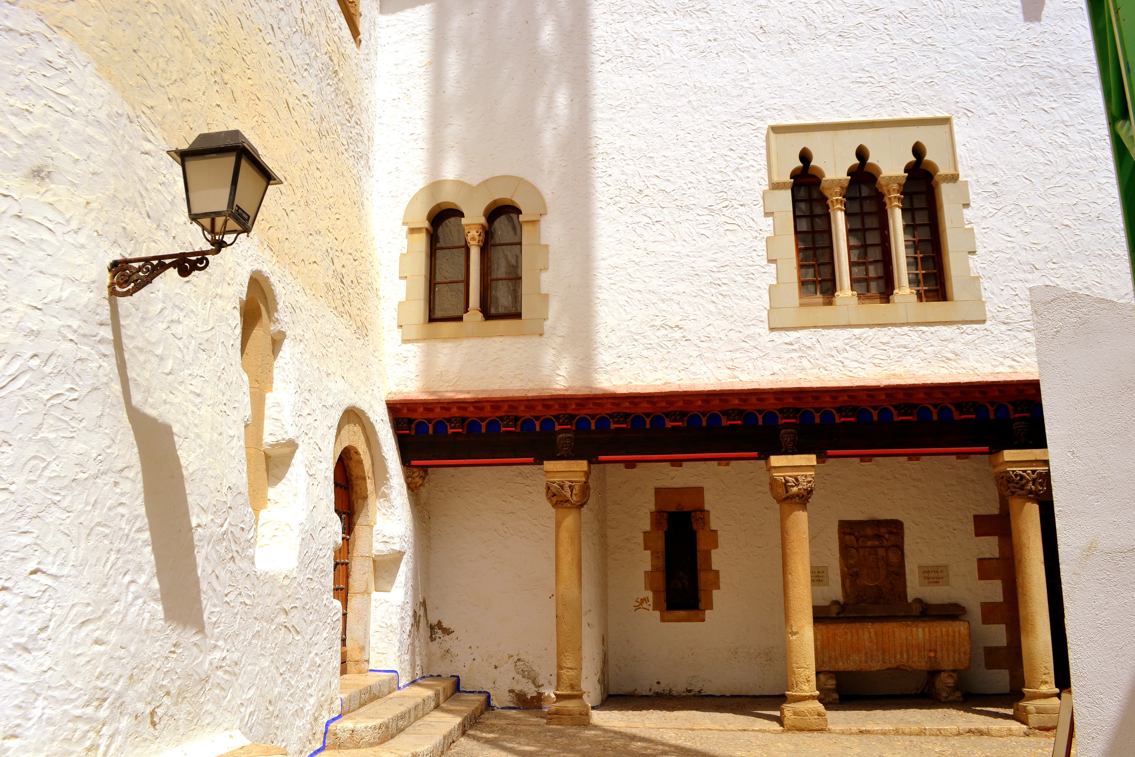 Galería de arcos del Palau de Maricel de Sitges abierta sobre el mar Mediterráneo