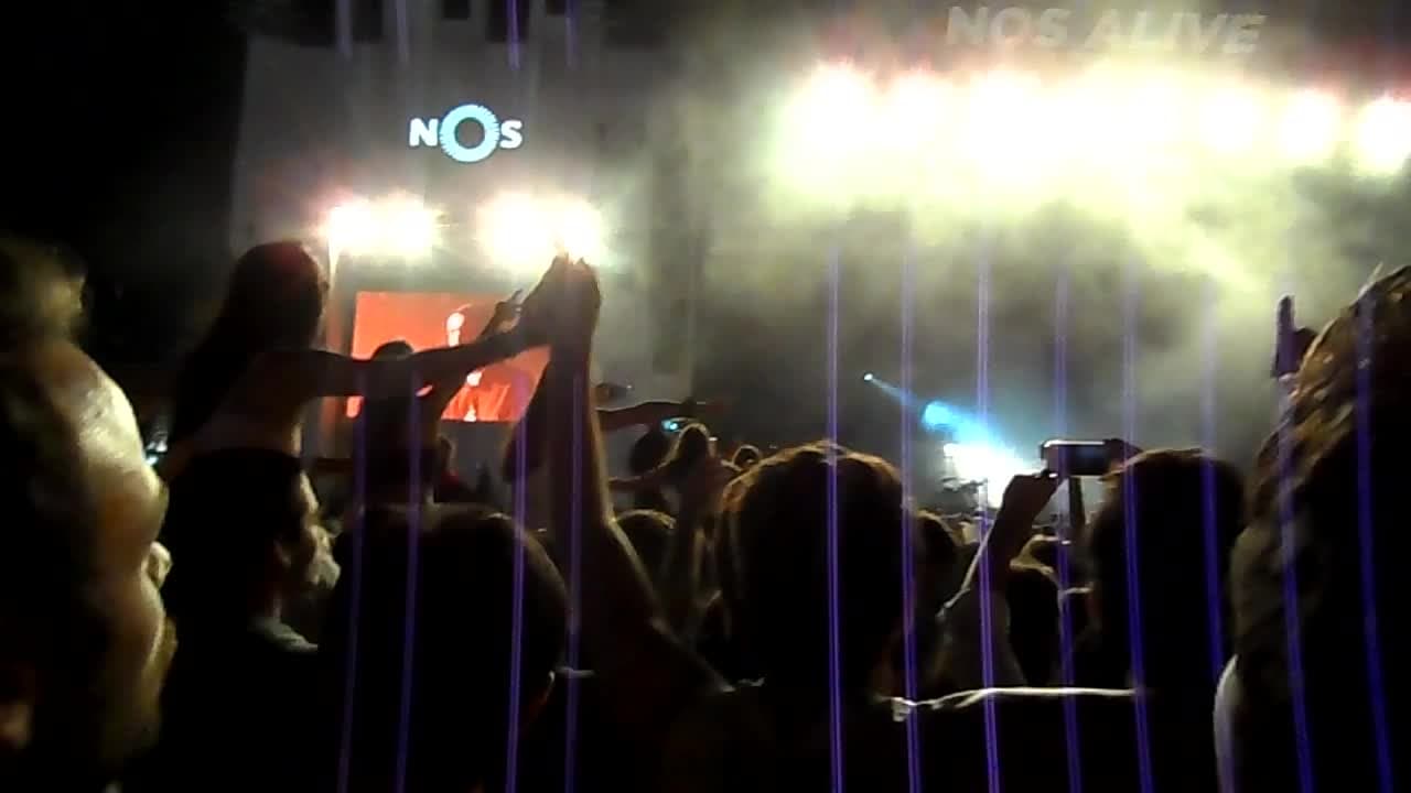 Escenario del festival NOS Alive con multitud de espectadores en Algés, Lisboa