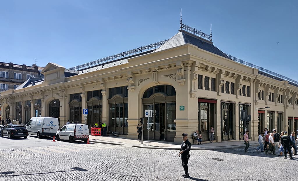 El interior restaurado del Mercado do Bolhão con sus galerías de puestos en torno al patio central