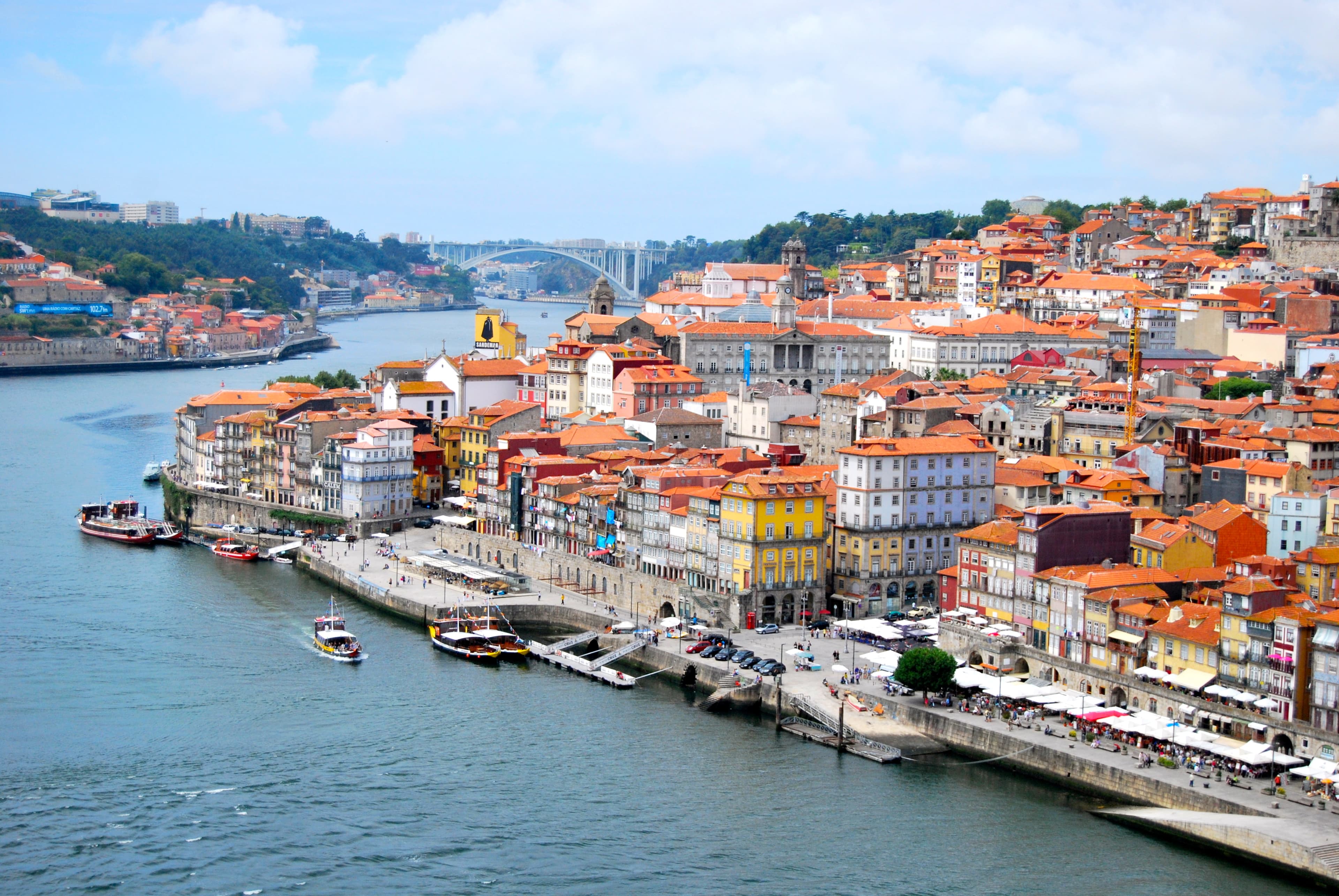 Vista panorámica de Oporto con sus casas escalonadas y tejados rojos descendiendo hacia el río Douro
