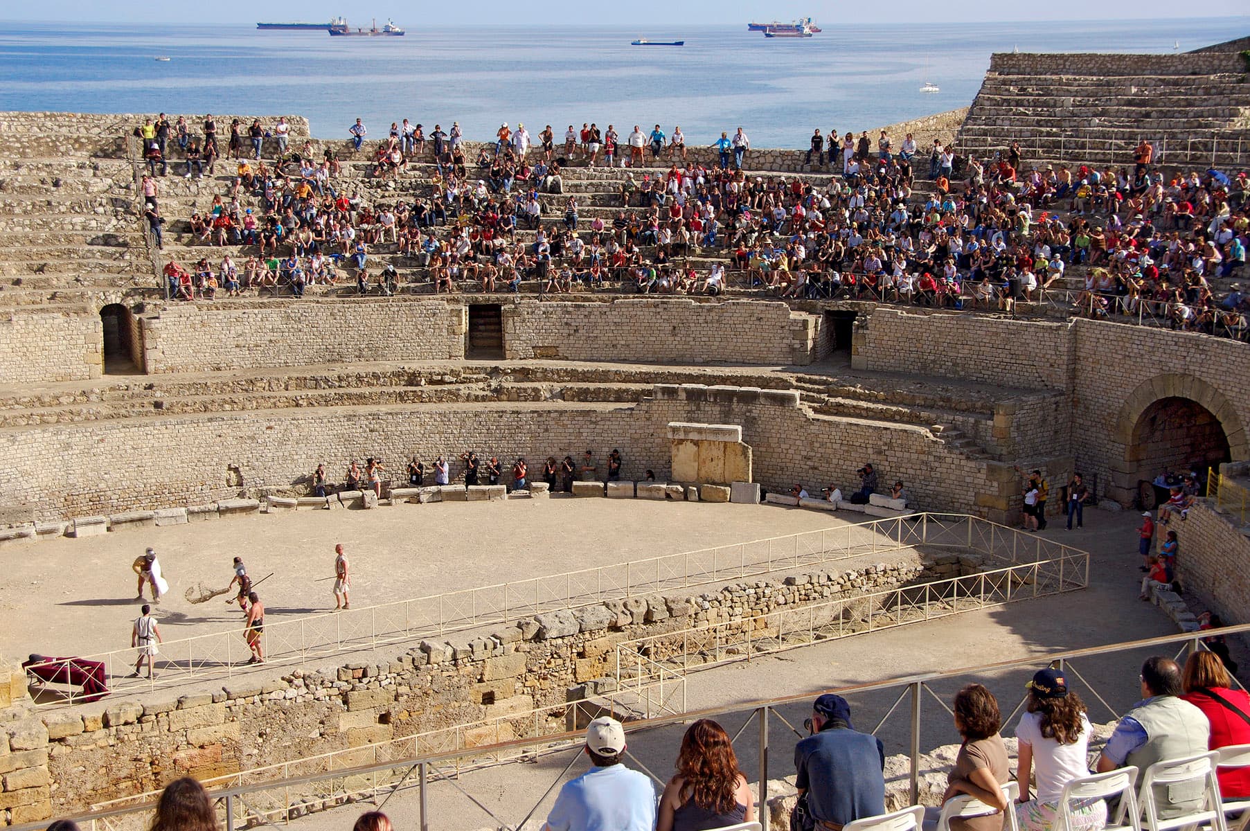 Vista del óvalo del anfiteatro romano de Tarragona con las ruinas de la iglesia de Santa Maria del Miracle en el centro de la arena