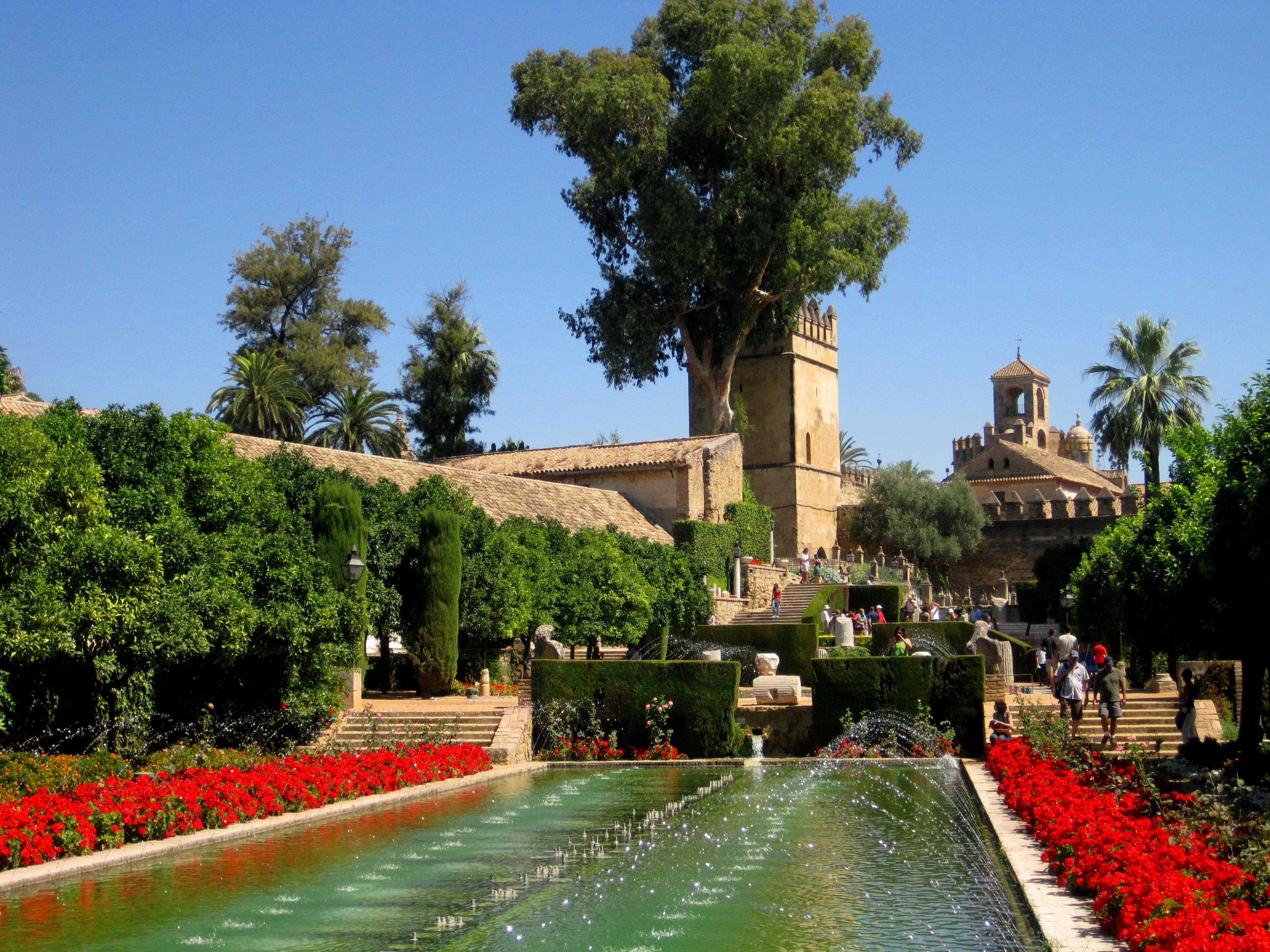 Torres del Alcázar de los Reyes Cristianos con sus jardines en primer plano