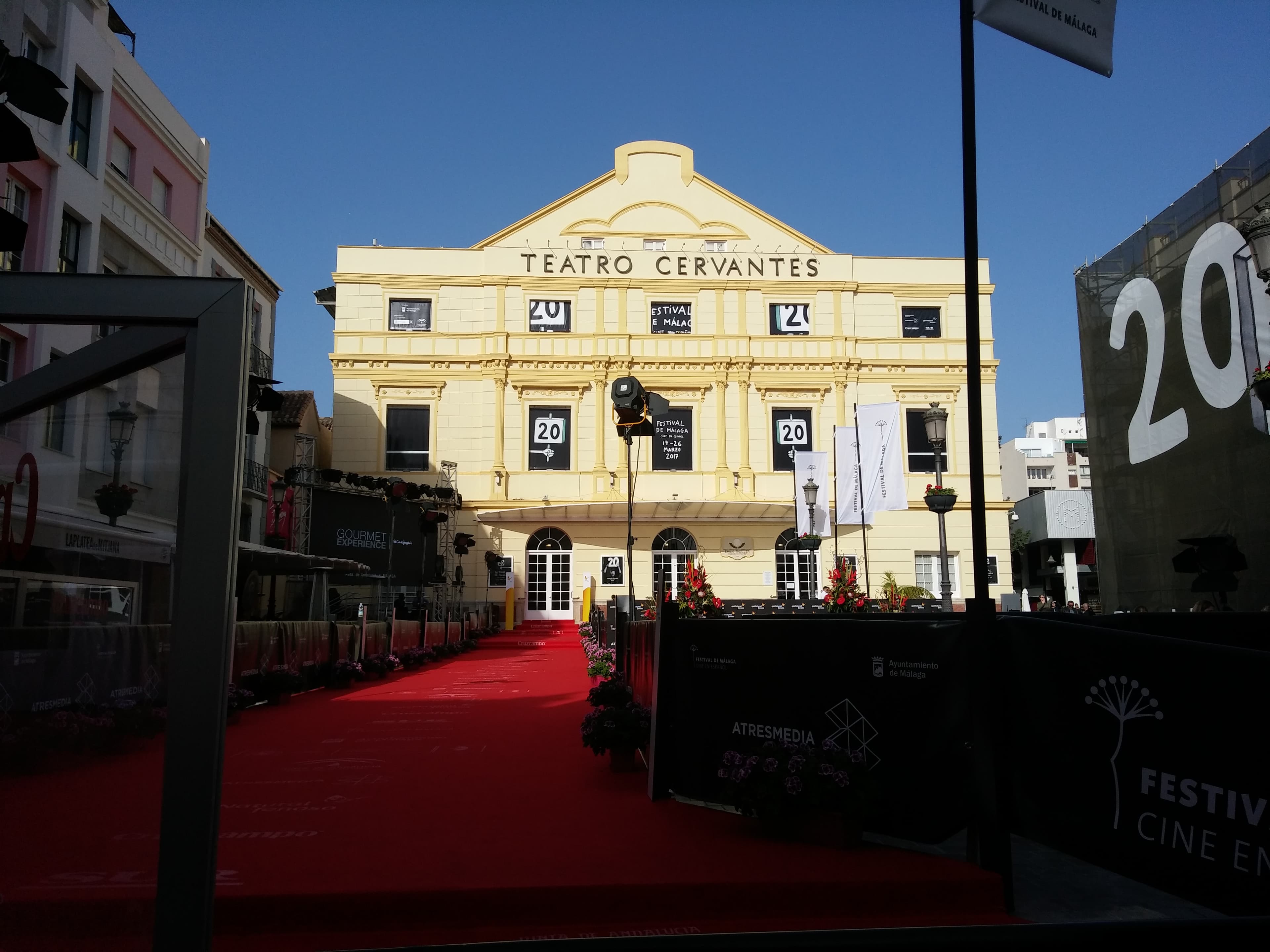 Fachada del Teatro Cervantes de Málaga durante la 20.ª edición del Festival de Cine de Málaga, marzo de 2017