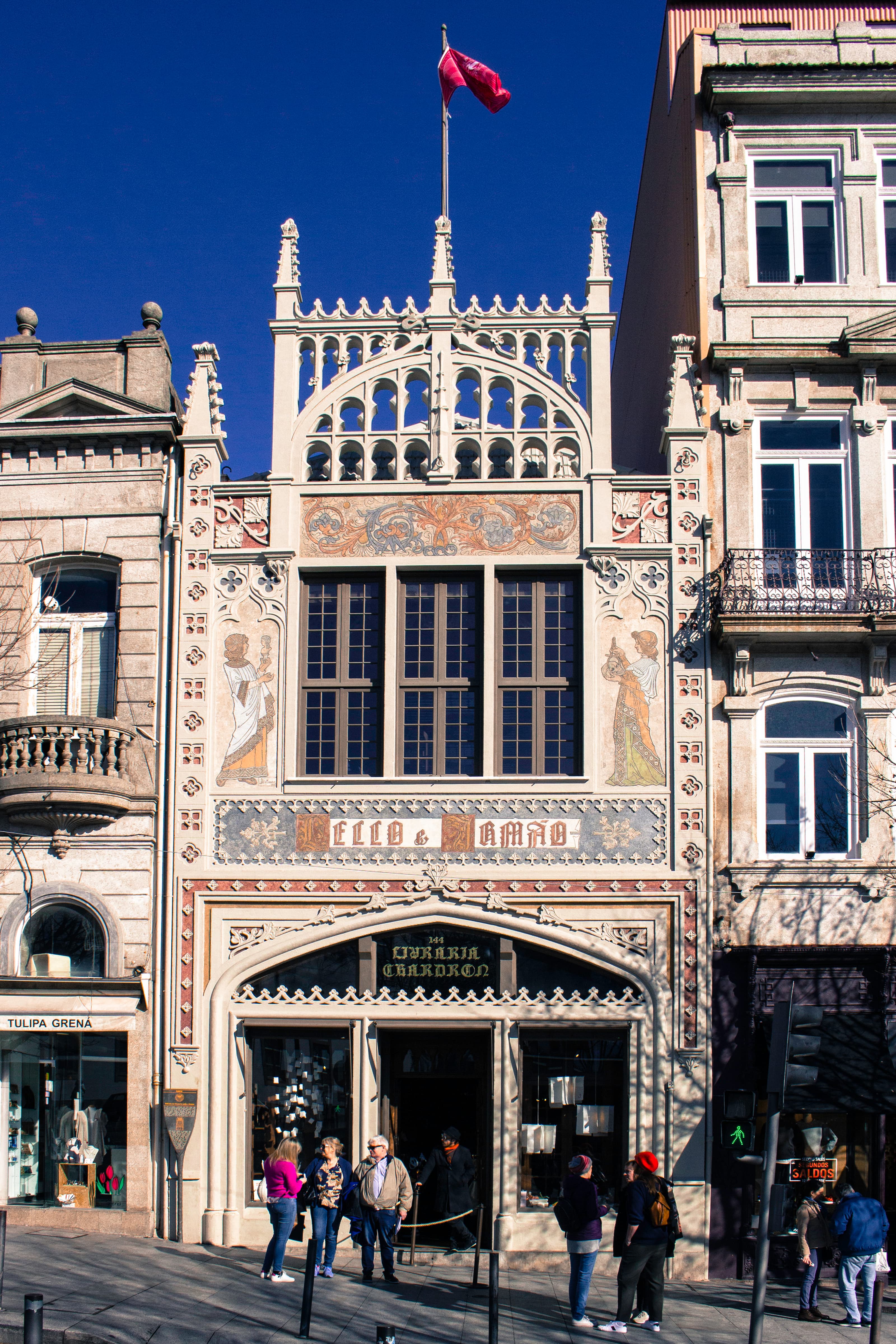 La fachada neogótica de la Livraria Lello con sus ventanales decorados en el centro de Oporto