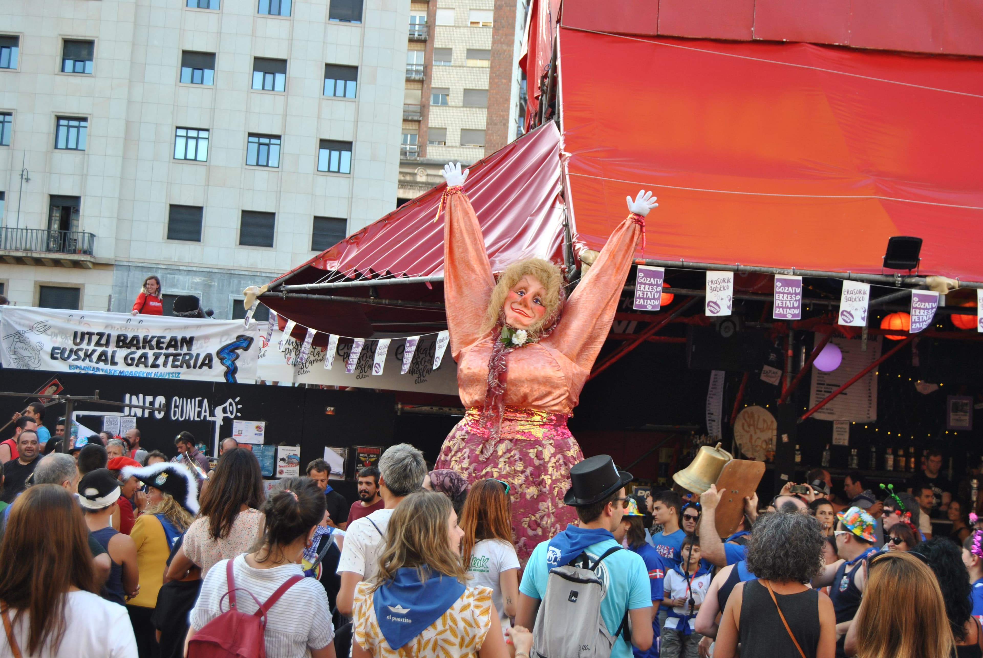 Marijaia, la gigante de cartón que preside el inicio y el fin de Aste Nagusia (Semana Grande) de Bilbao, fotografiada en el balcón del Teatro Arriaga en 2019