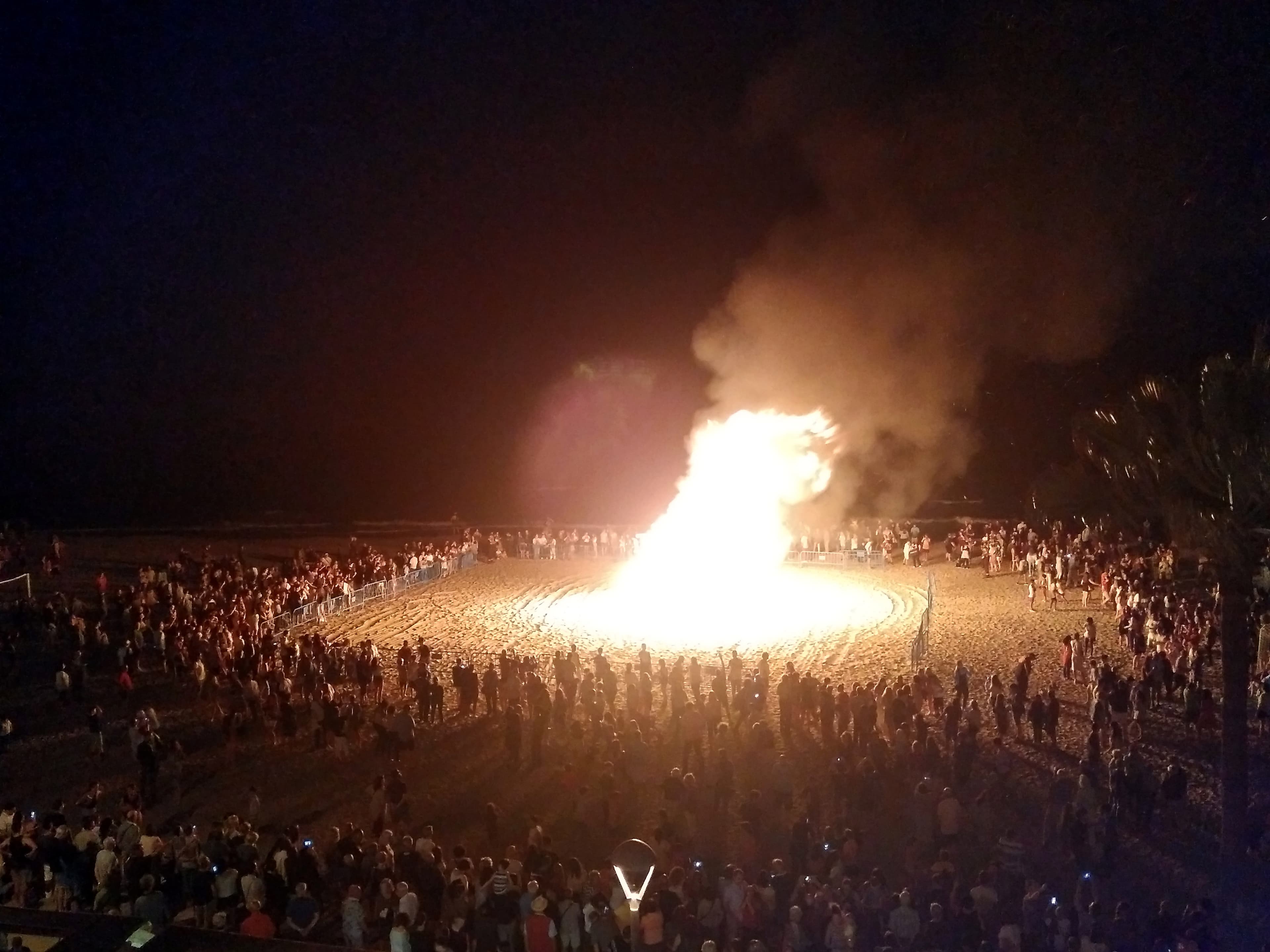 Hoguera de Sant Joan en la playa de Baix a Mar (Torredembarra, Costa Daurada) durante la noche de San Juan