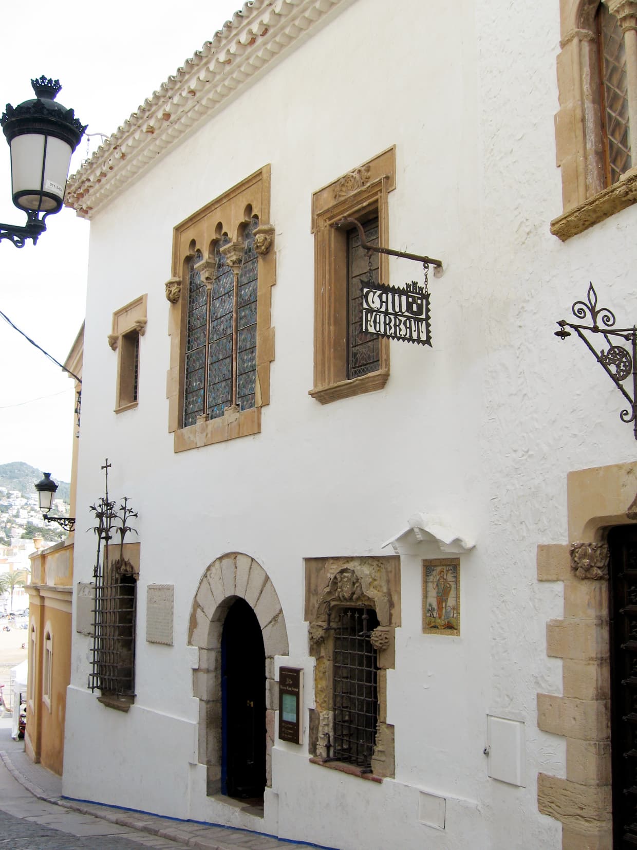 Fachada blanca del Museu del Cau Ferrat, antigua casa-taller modernista de Santiago Rusiñol