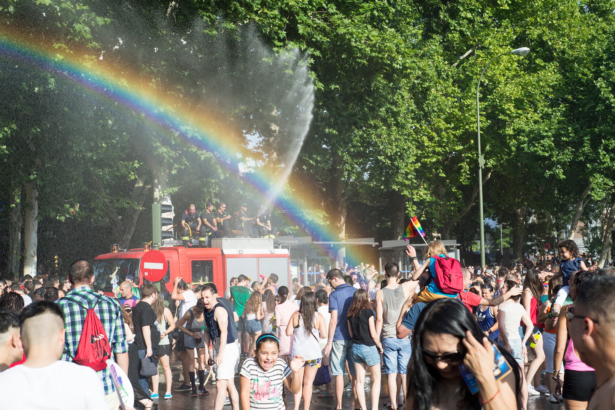 Bomberos crean arcos de agua arcoíris durante el desfile del Orgullo de Madrid (MADO) 2015 en Chueca