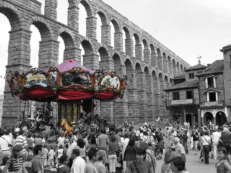 El acueducto de Segovia y la Plaza del Azoguejo durante el festival Titirimundi, con el tiovivo instalado para la ocasión