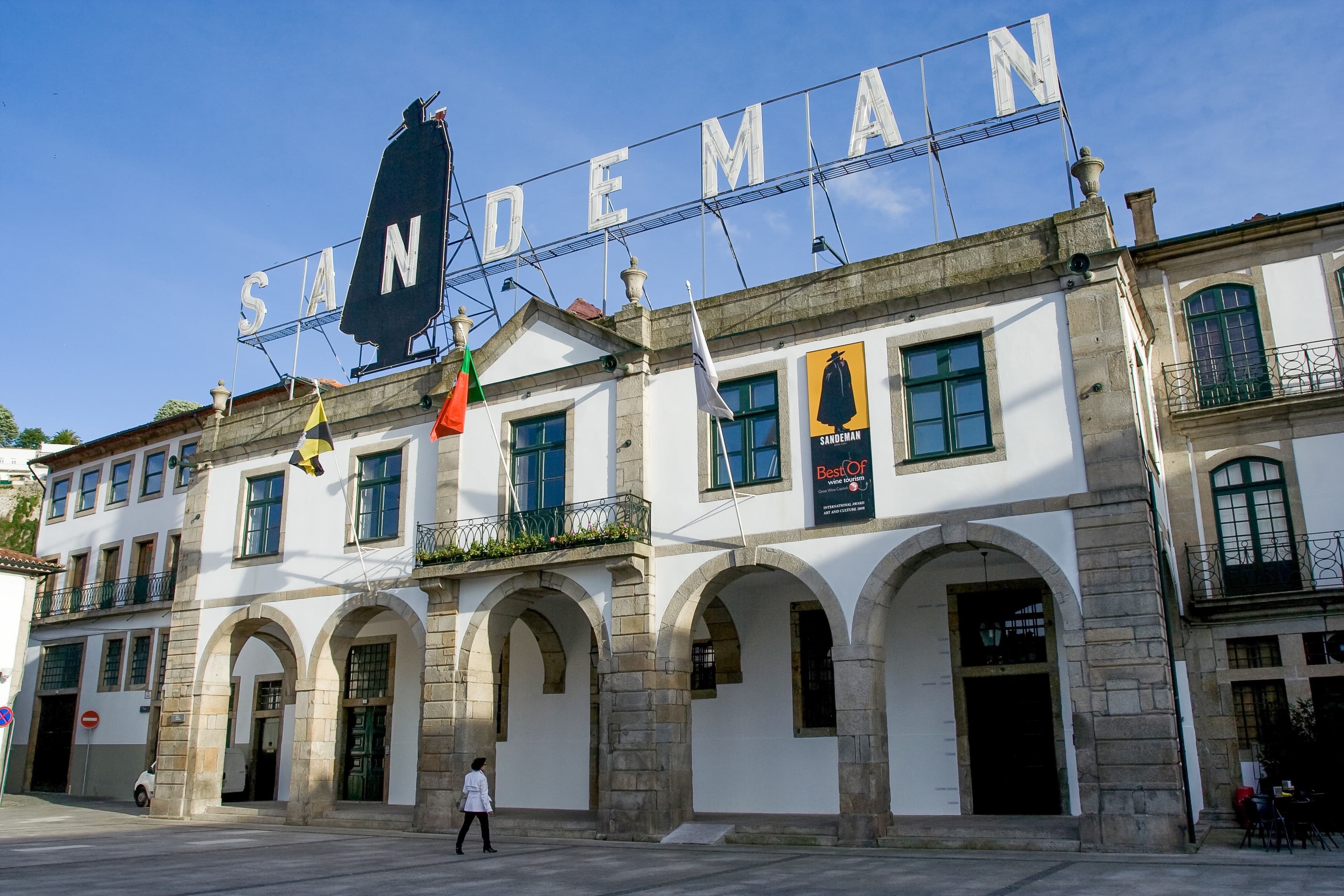 El cartel y la fachada de la bodega Sandeman, una de las caves de vino de Oporto en Vila Nova de Gaia