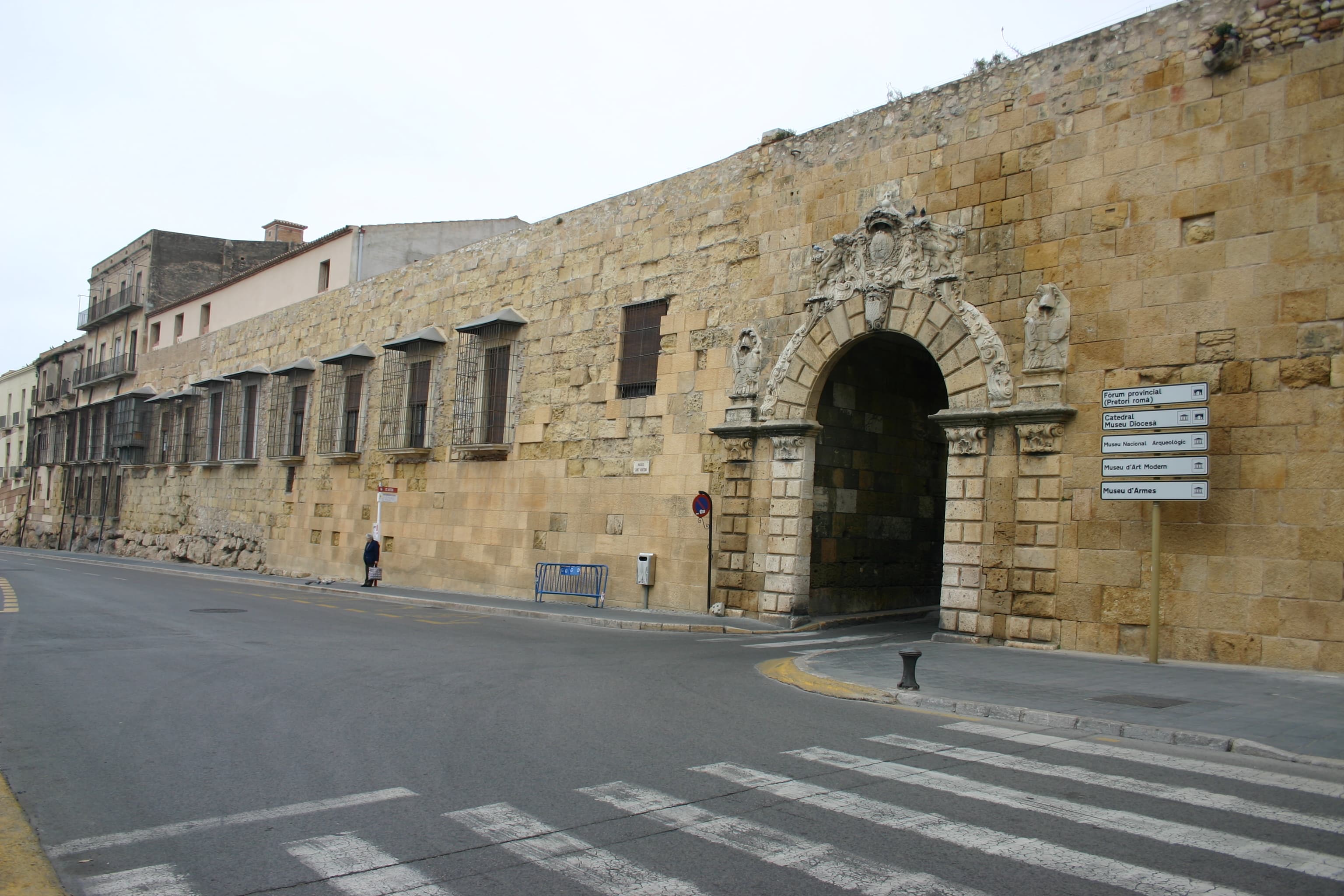 El Portal de Sant Antoni abierto en las murallas de Tarragona, con sus sillares romanos en la base y el añadido medieval encima