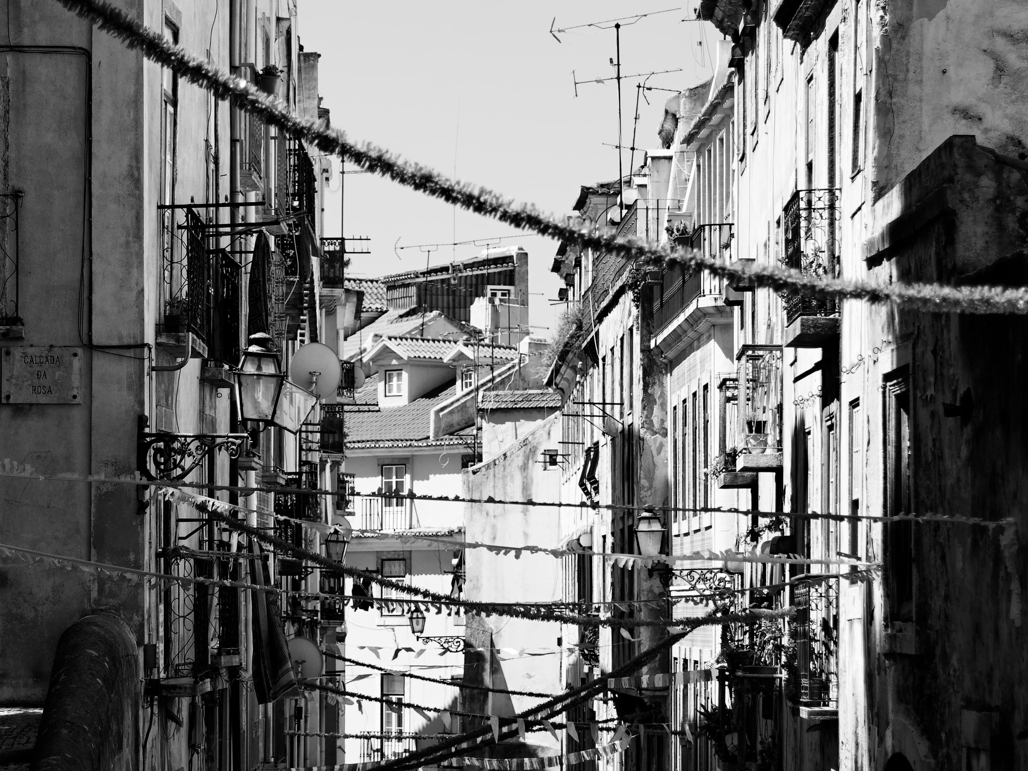 Decoraciones callejeras de las Festas de Lisboa en el barrio de Mouraria durante la Fiesta de Santo António, junio de 2009
