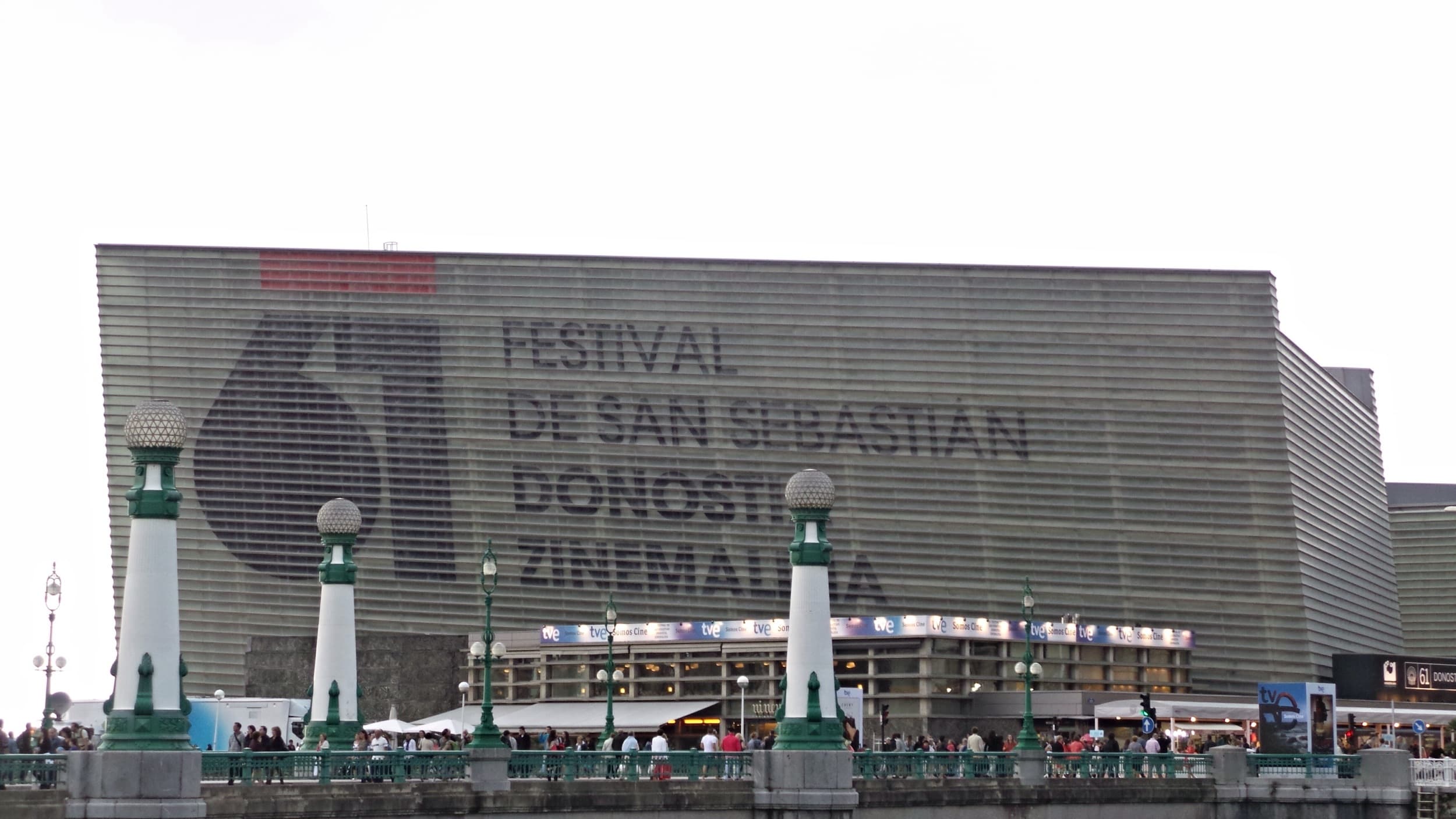 Palacio Kursaal de San Sebastián iluminado durante la 61.ª edición del Festival Internacional de Cine de San Sebastián (Zinemaldia), 2013
