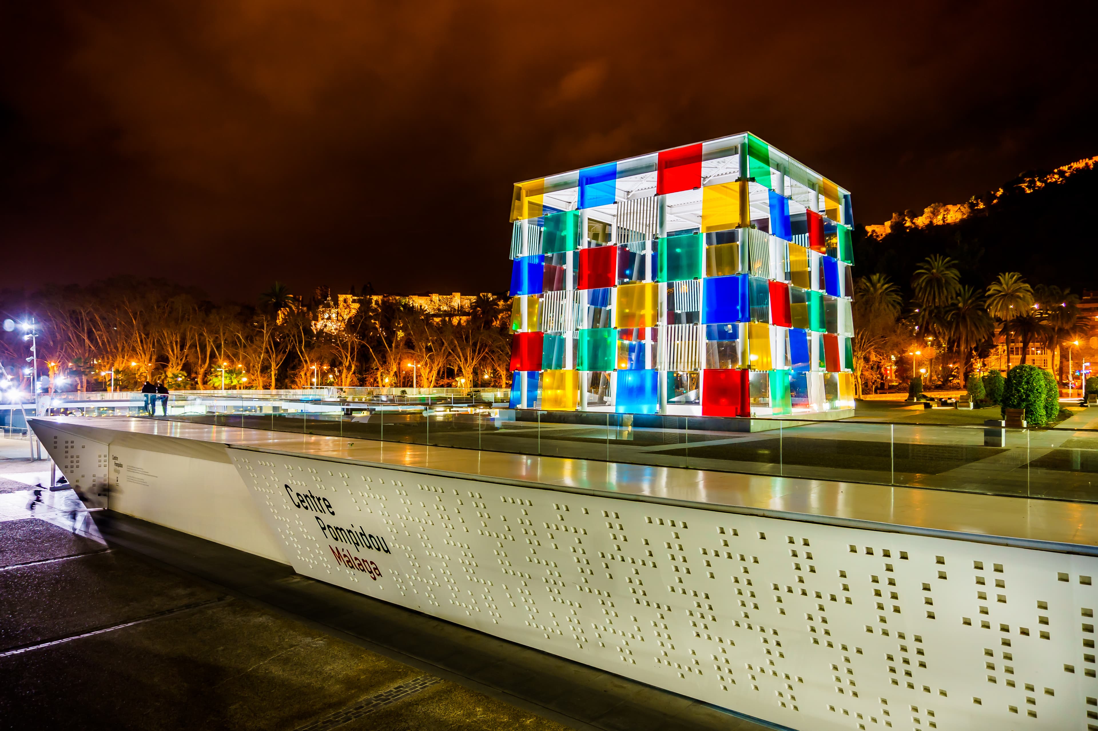 El Centre Pompidou de Málaga iluminado de noche, sede habitual de la Noche en Blanco
