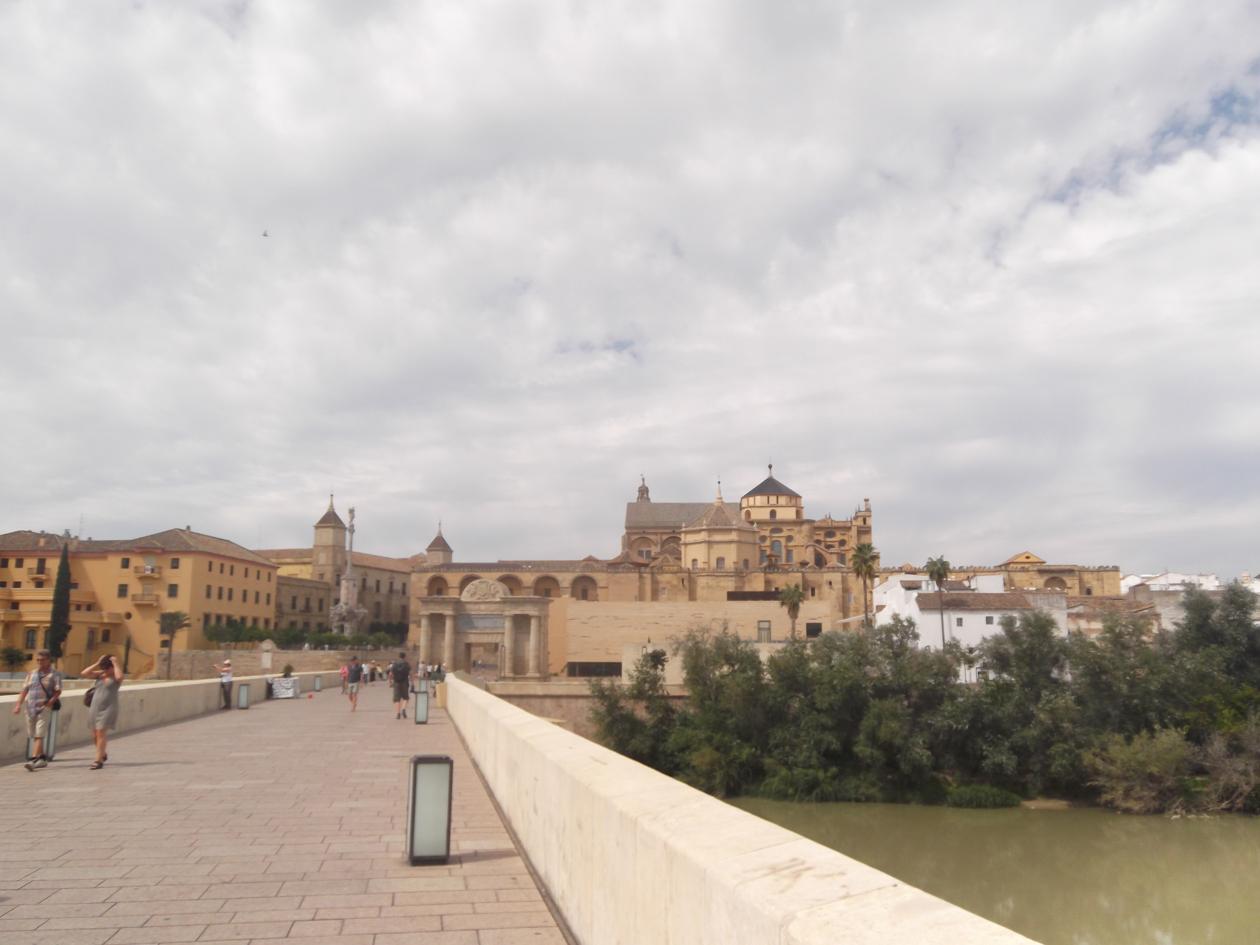 Puente Romano de Córdoba sobre el Guadalquivir con la torre de la Mezquita al fondo