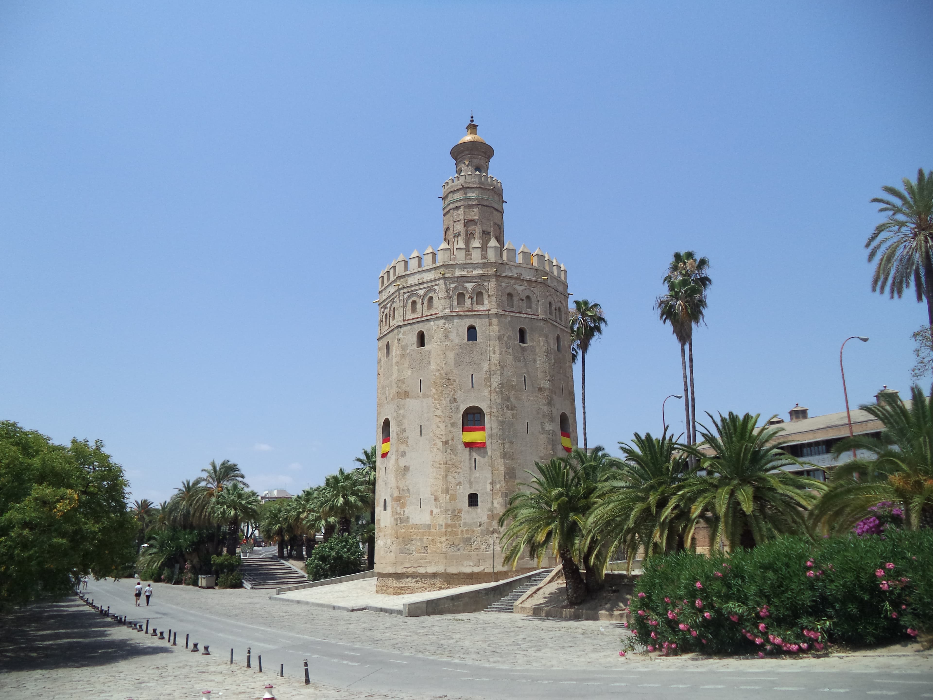 Torre del Oro de Sevilla a orillas del río Guadalquivir en un día de junio