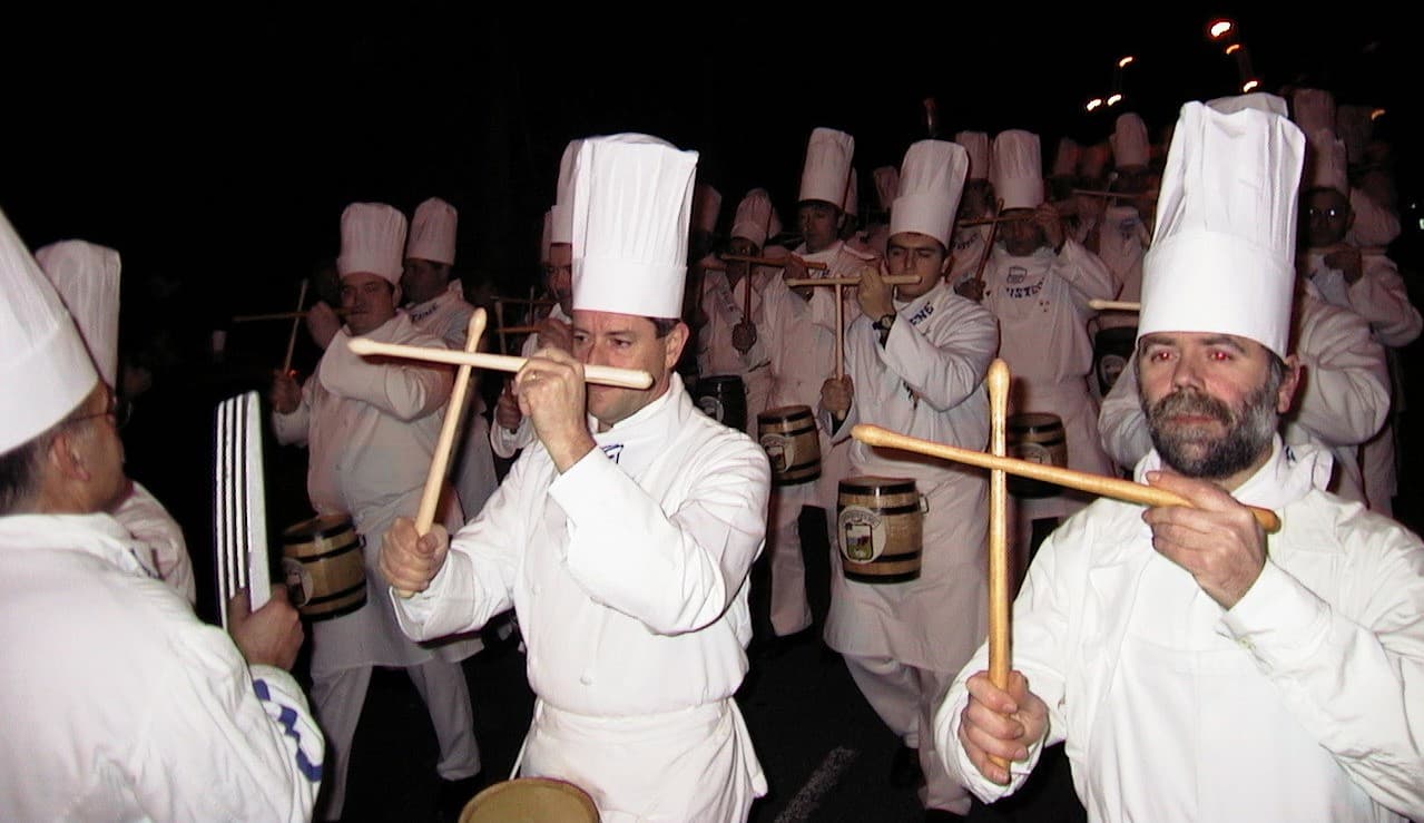 Tamborrada de San Sebastián, la festividad del 20 de enero en la que comparsas de tambores y barriles recorren las calles de Donostia al son de la marcha de San Sebastián