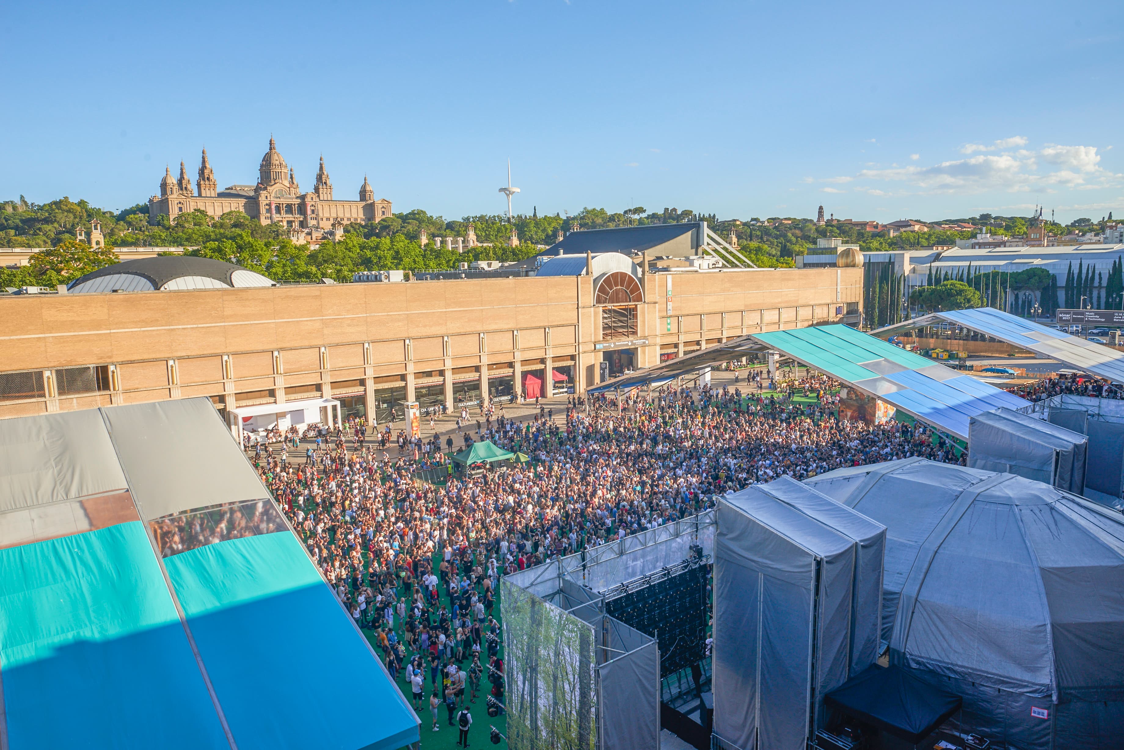 Escenario SonarVillage con el Palau Nacional al fondo durante el festival Sónar by Day 2016 en Barcelona