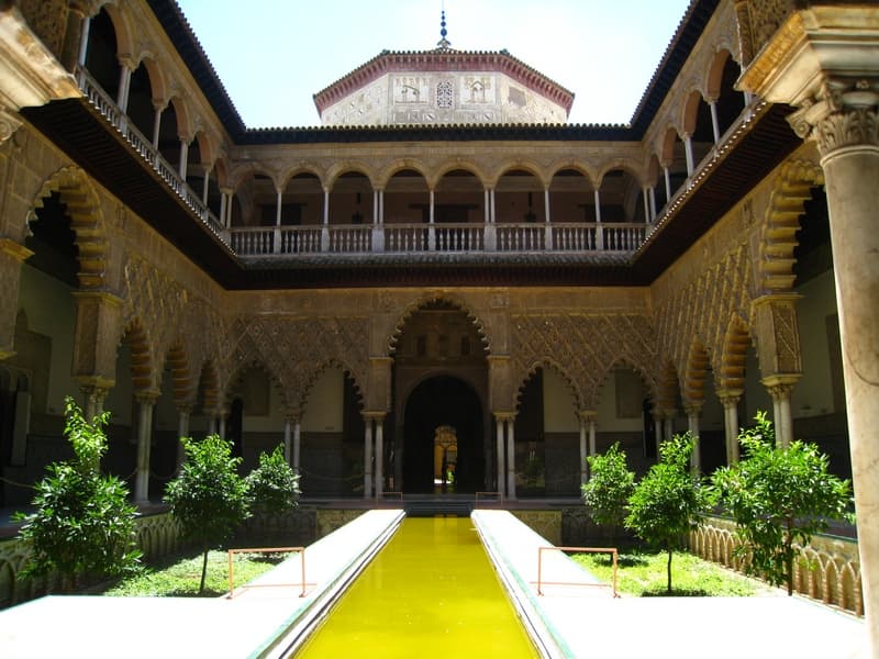 Fachada exterior del Real Alcázar de Sevilla con arcos mudéjares