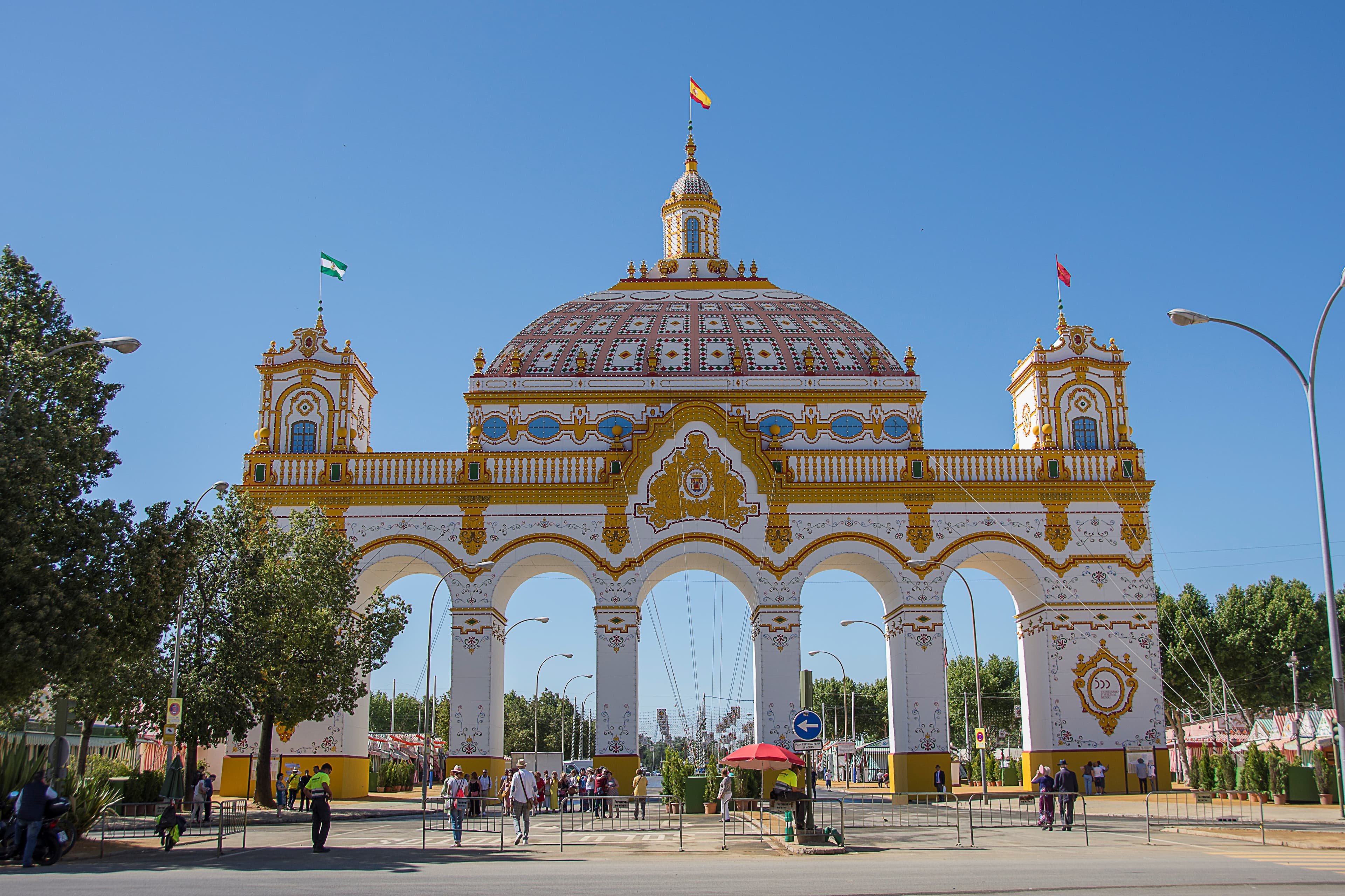 Portada iluminada de la Feria de Abril de Sevilla 2019, entrada monumental al Real de la Feria