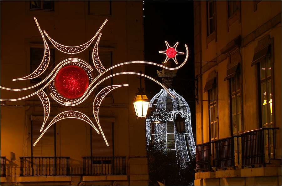 Iluminaciones navideñas en las calles de Lisboa, Portugal