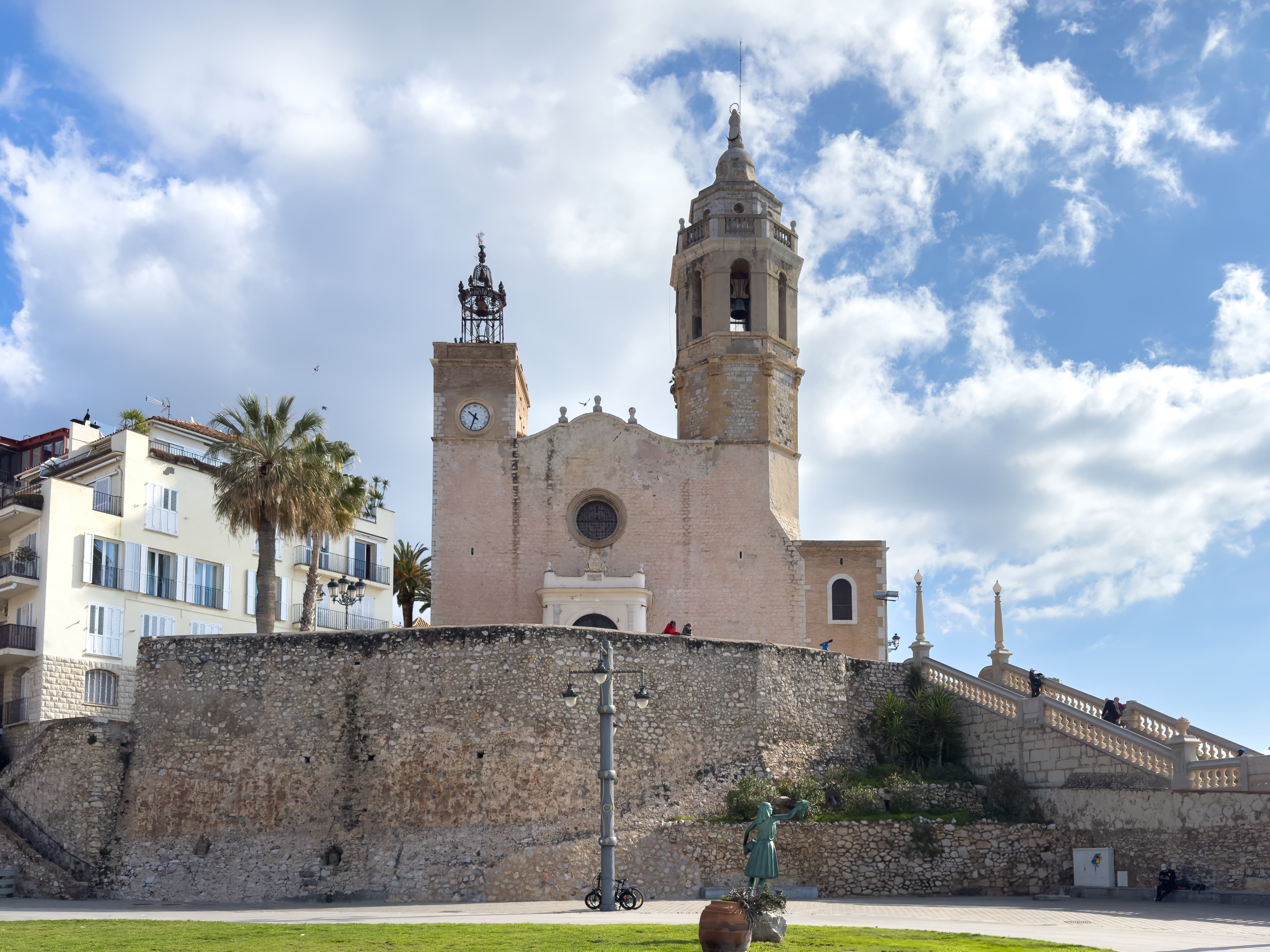 La iglesia parroquial de Sant Bartomeu i Santa Tecla alzada sobre el promontorio rocoso frente al mar