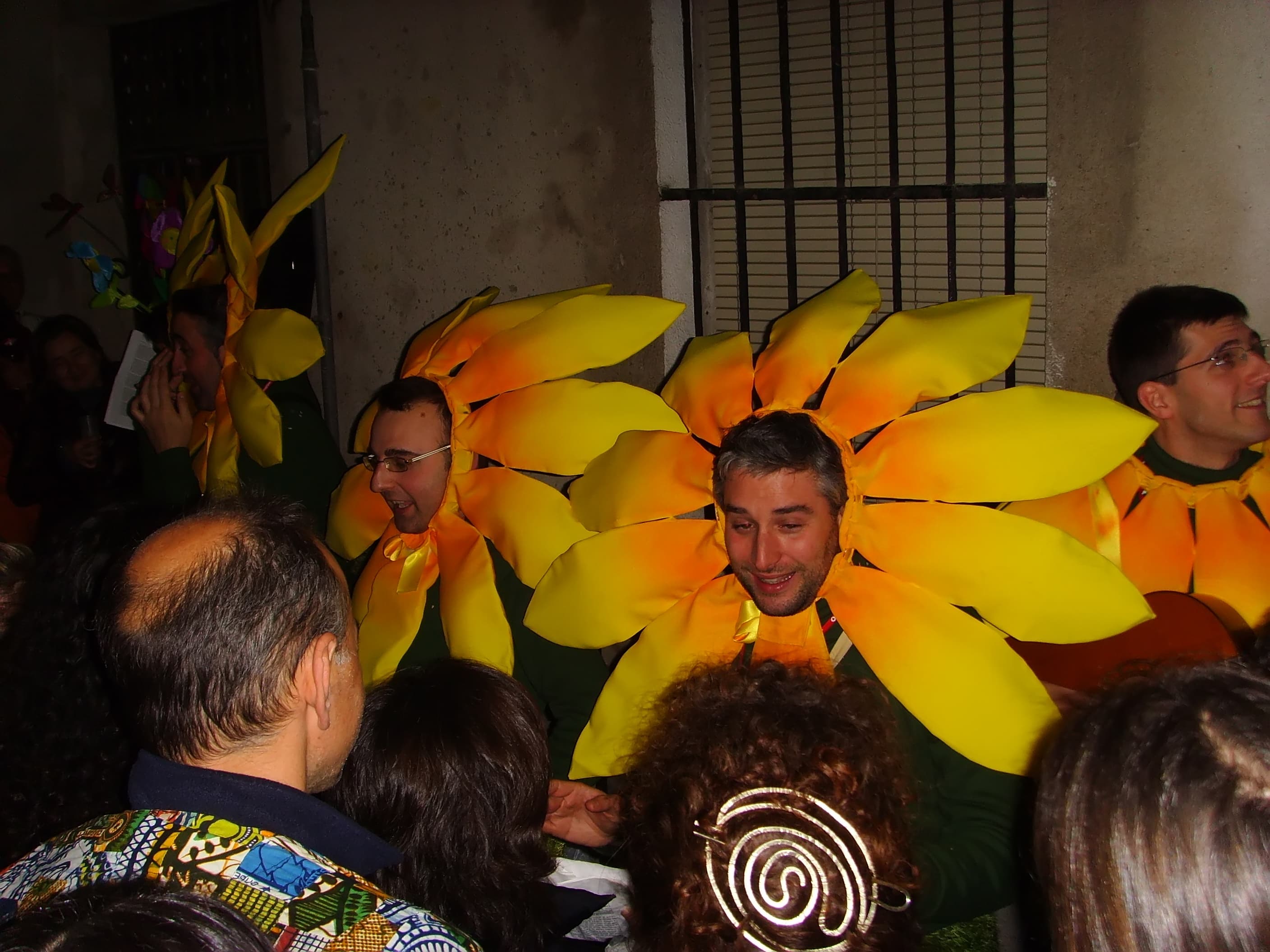 Chirigota cantando en la calle durante el Carnaval de Cádiz