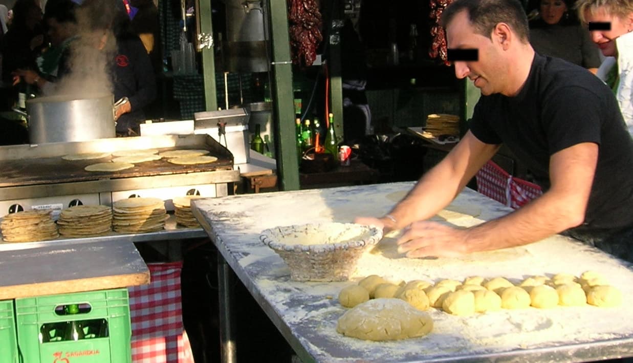 Preparación de la masa de talos en el Arenal de Bilbao durante la Feria de Santo Tomás