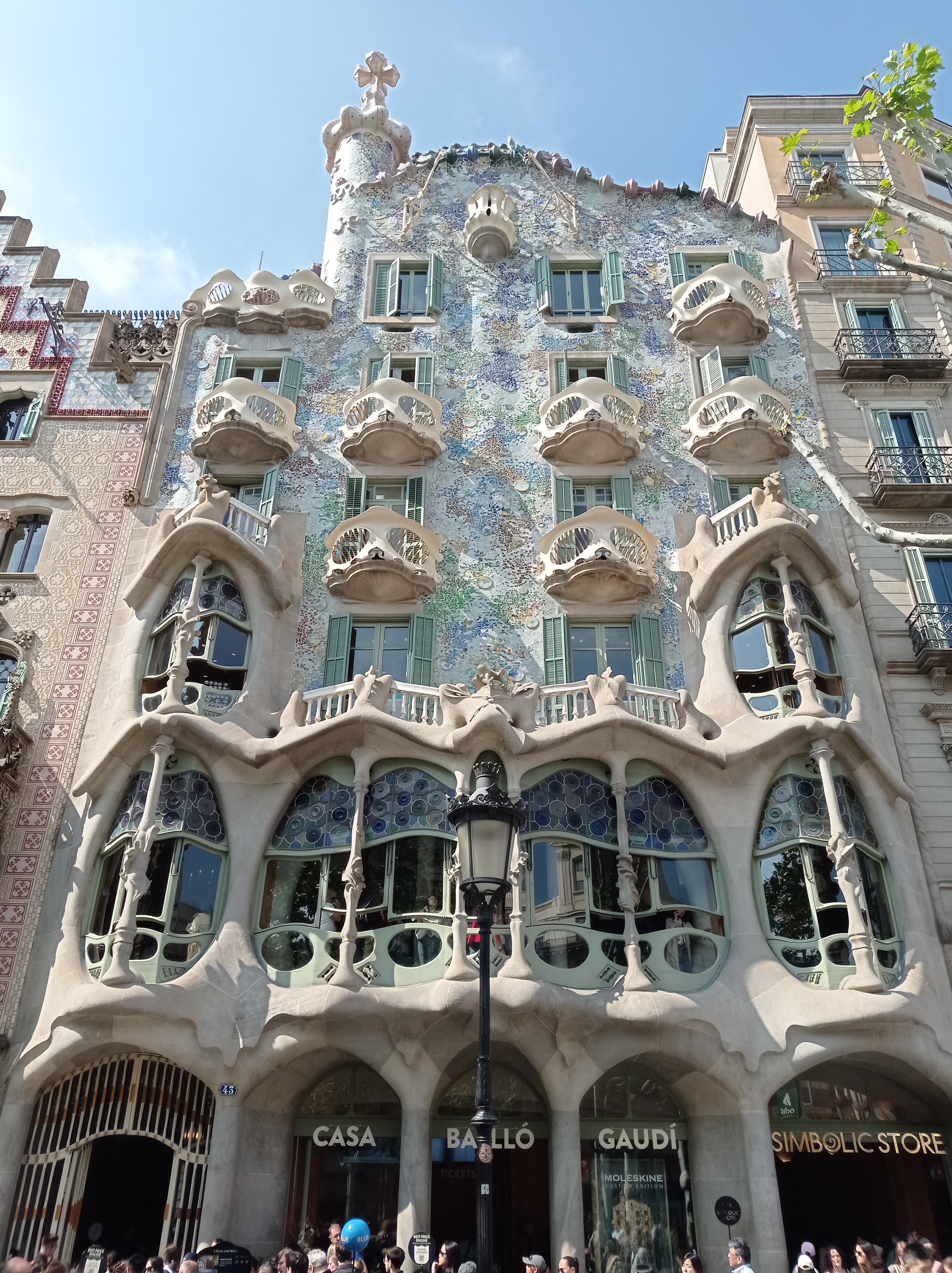 La fachada modernista de la Casa Batlló de Gaudí en el Passeig de Gràcia, con sus balcones en forma de hueso, el mosaico de colores y el tejado escamado