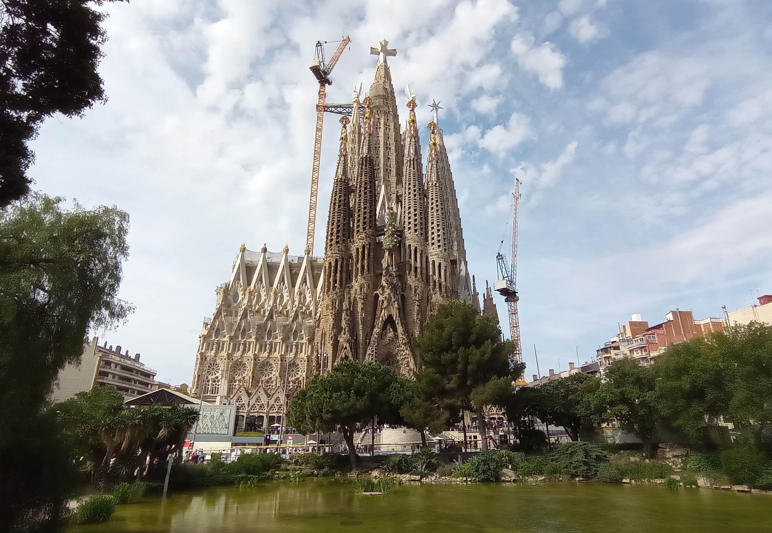 Las torres y la fachada de la Sagrada Família de Gaudí recortadas contra el cielo, todavía con grúas y andamios de las obras en curso