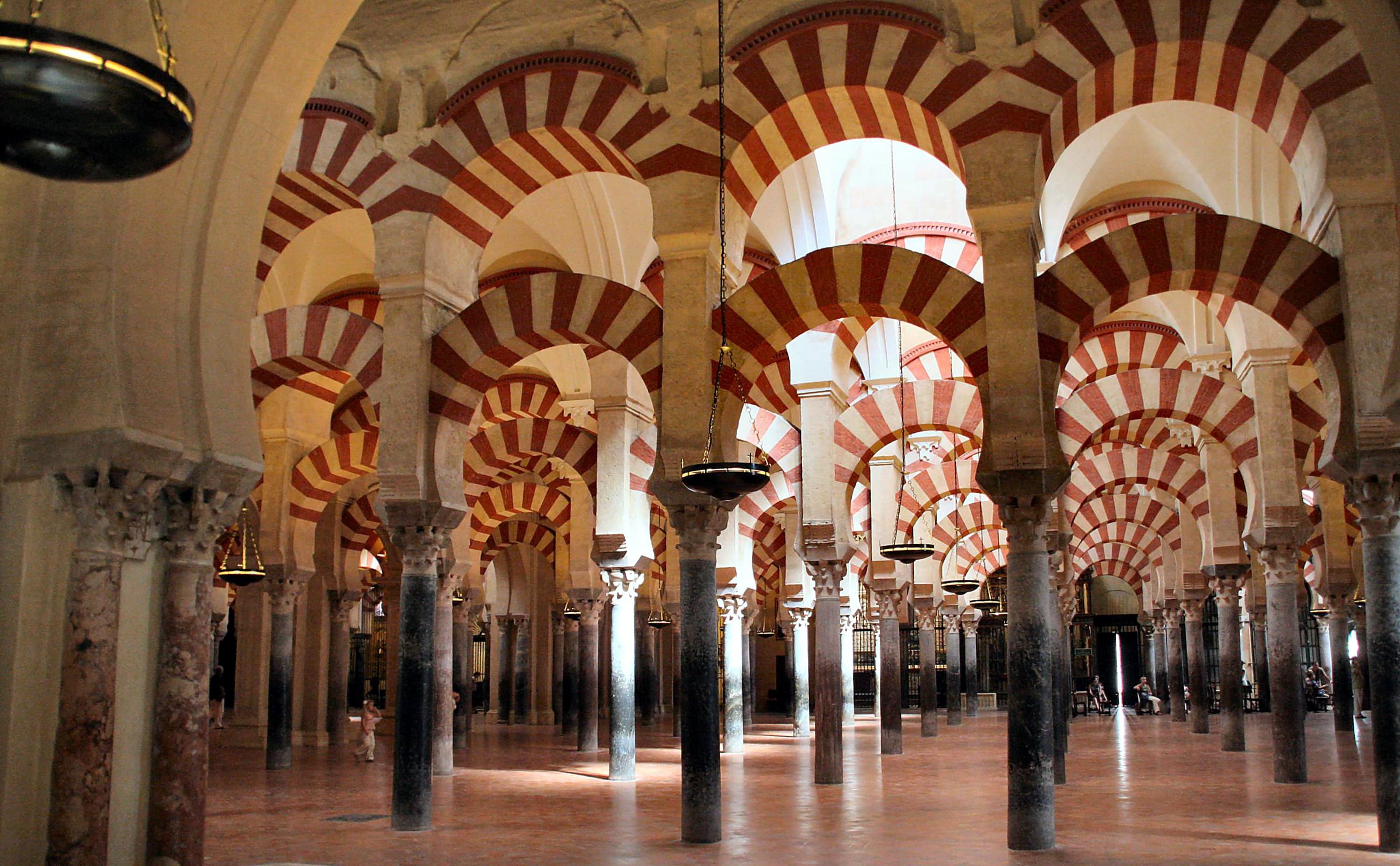 Fachada exterior de la Mezquita-Catedral de Córdoba con el Patio de los Naranjos