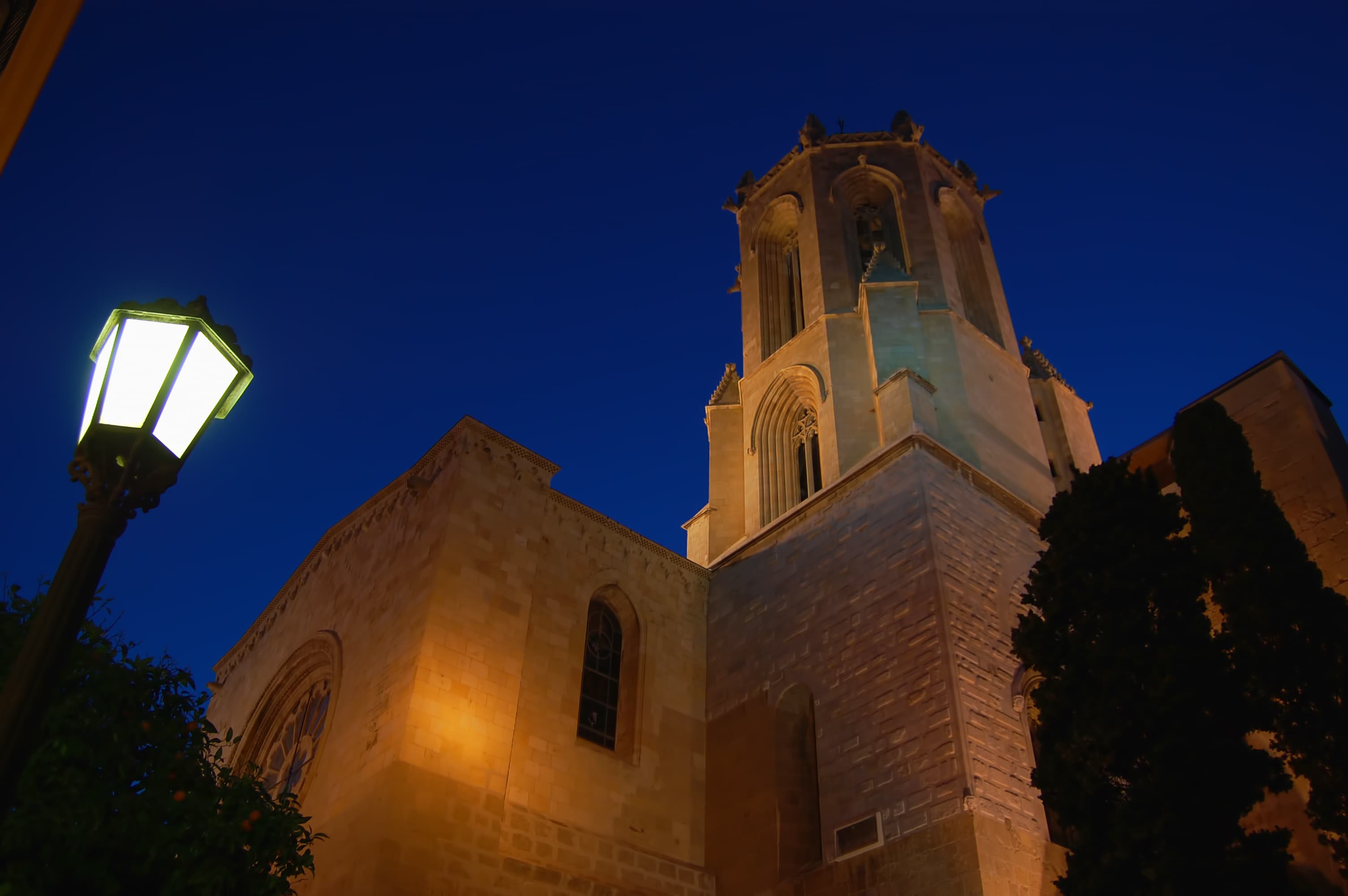 Catedral de Santa María de Tarragona iluminada de noche en invierno