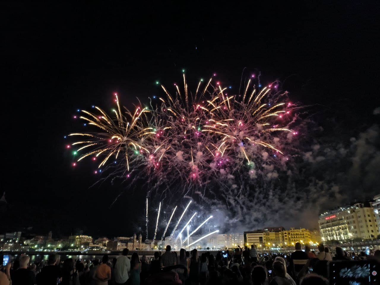Fuegos artificiales del Concurso Internacional iluminan la bahía de La Concha durante la Semana Grande de San Sebastián