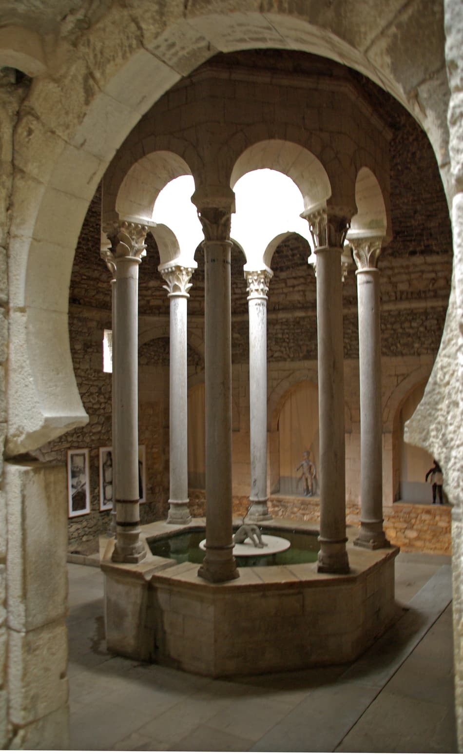 Sala fría de los Banys Àrabs de Girona con su linterna octogonal sostenida por columnas sobre la piscina central