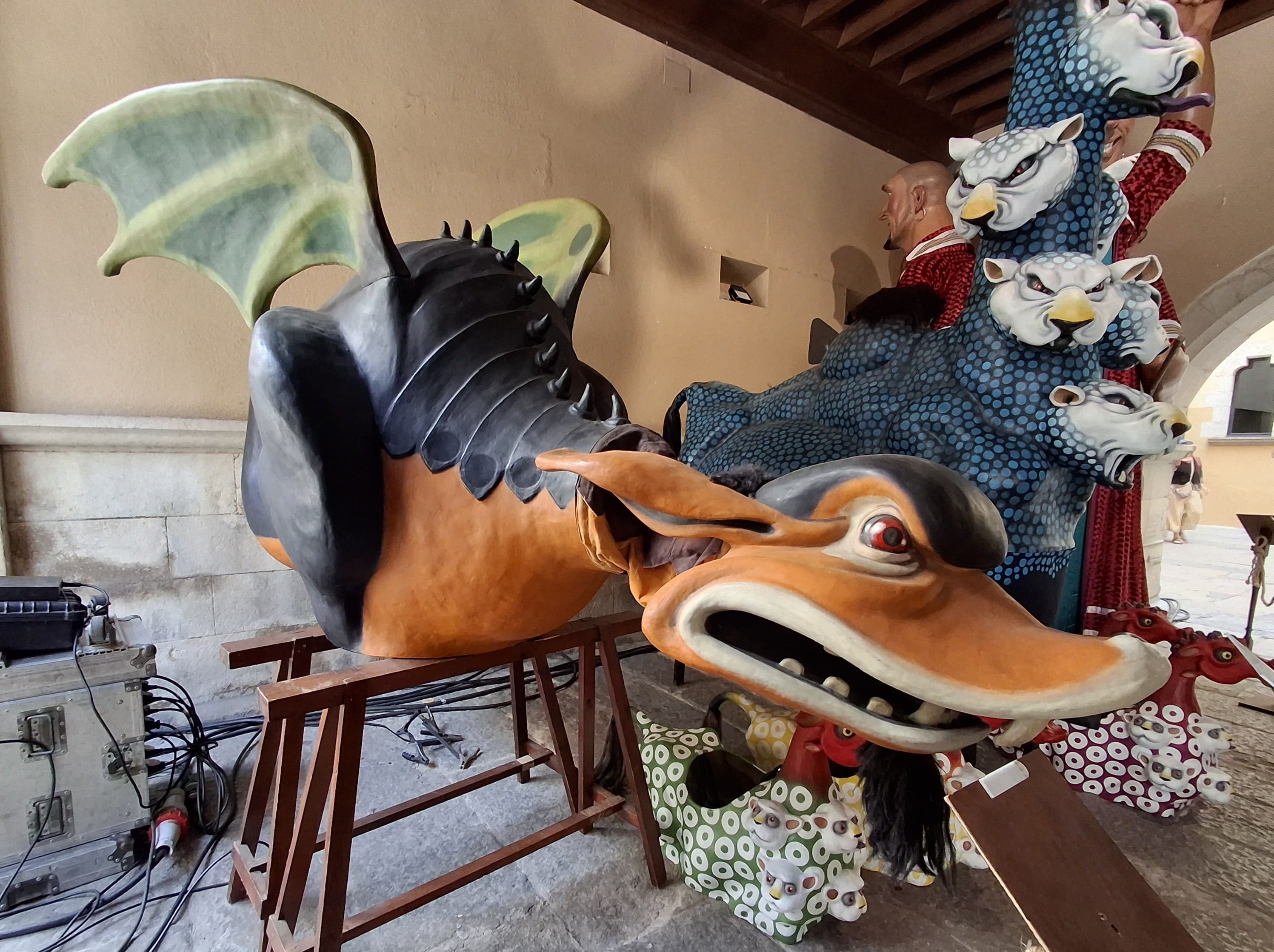 El Petit Drac Major ante el Ayuntamiento de Girona durante las Fires de Sant Narcís 2025