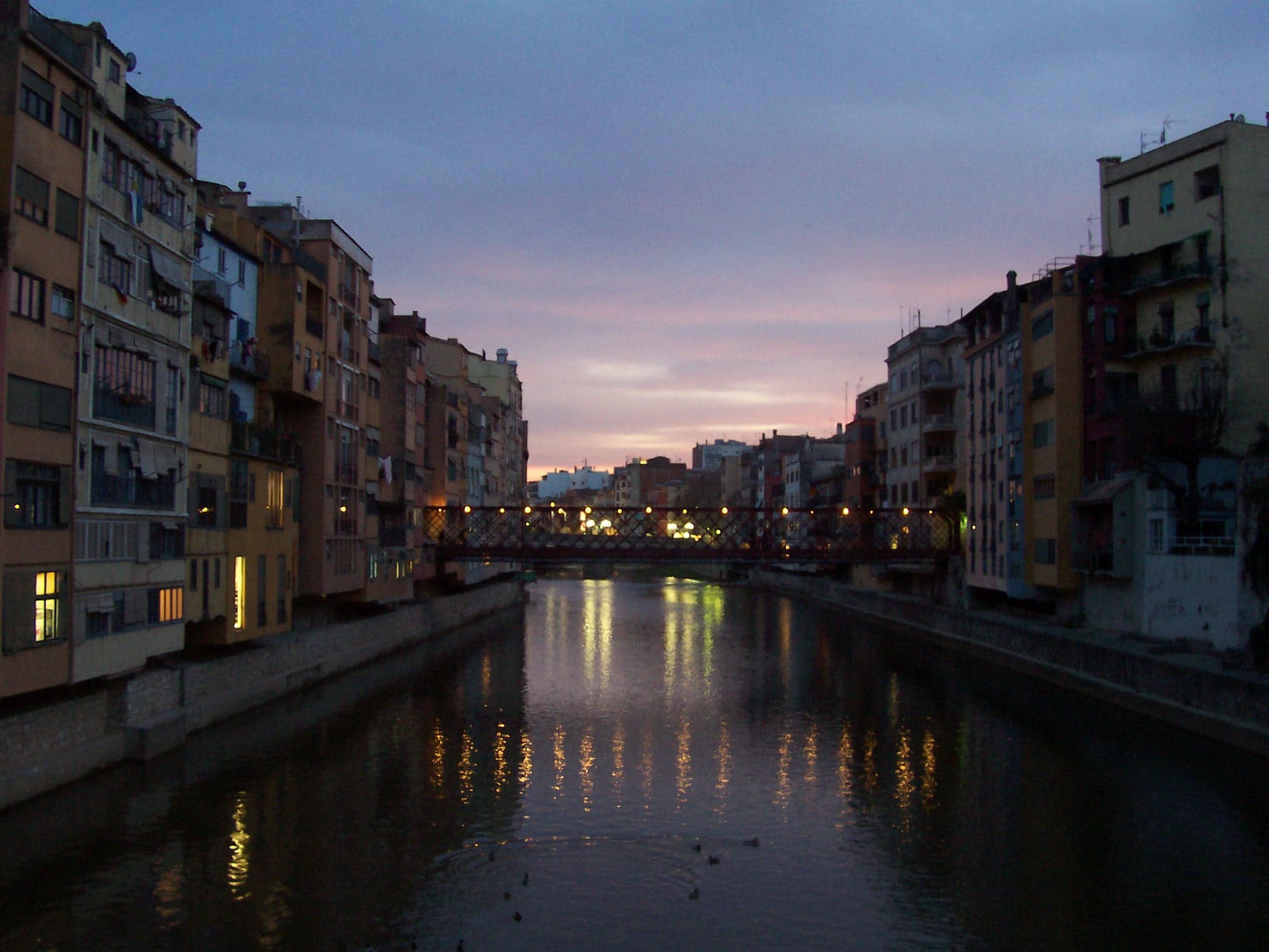 Casas de colores del río Onyar y el puente de las Peixateries Velles de noche, Girona