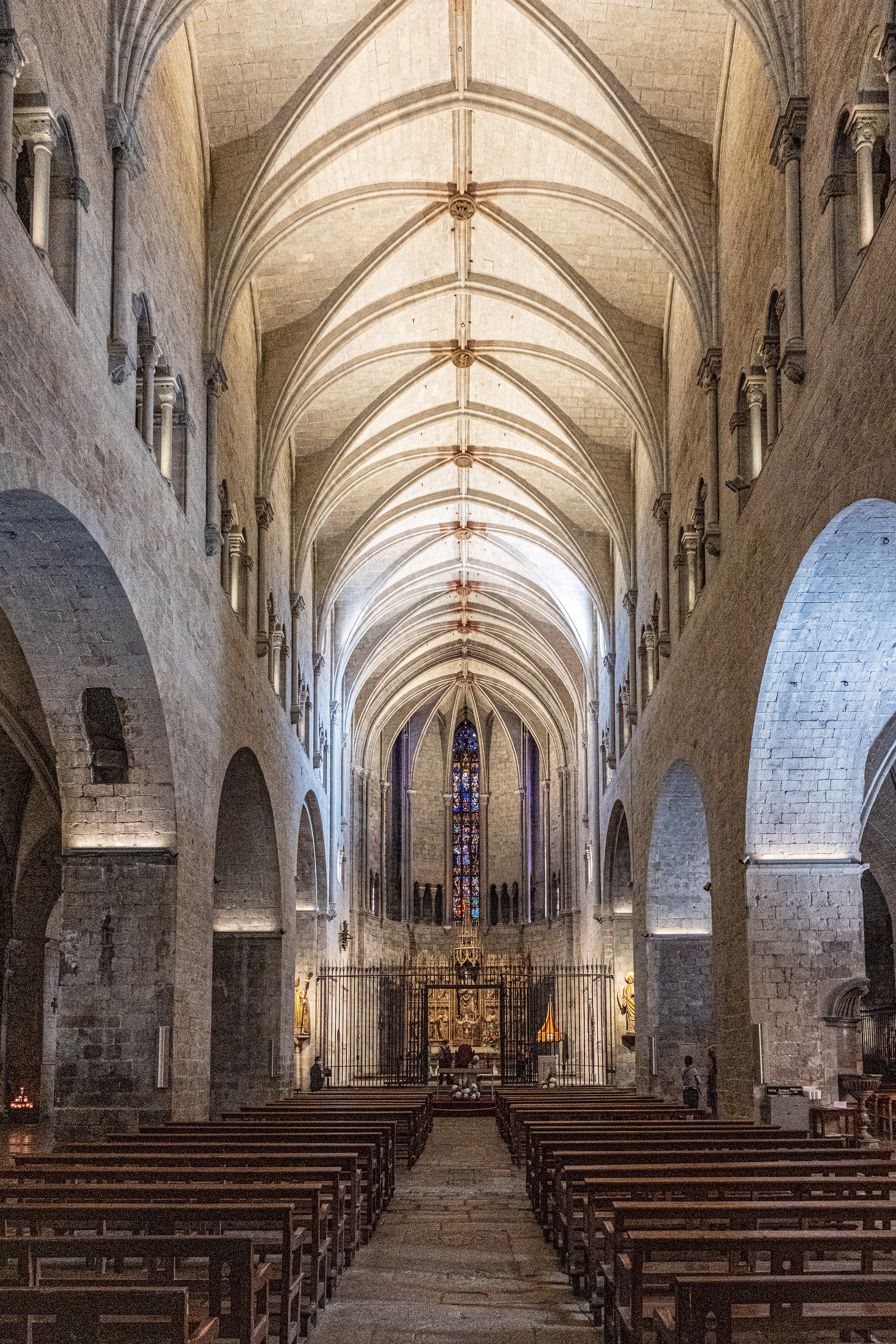 Nave gótica de la basílica de Sant Feliu de Girona vista hacia la bóveda y el altar mayor