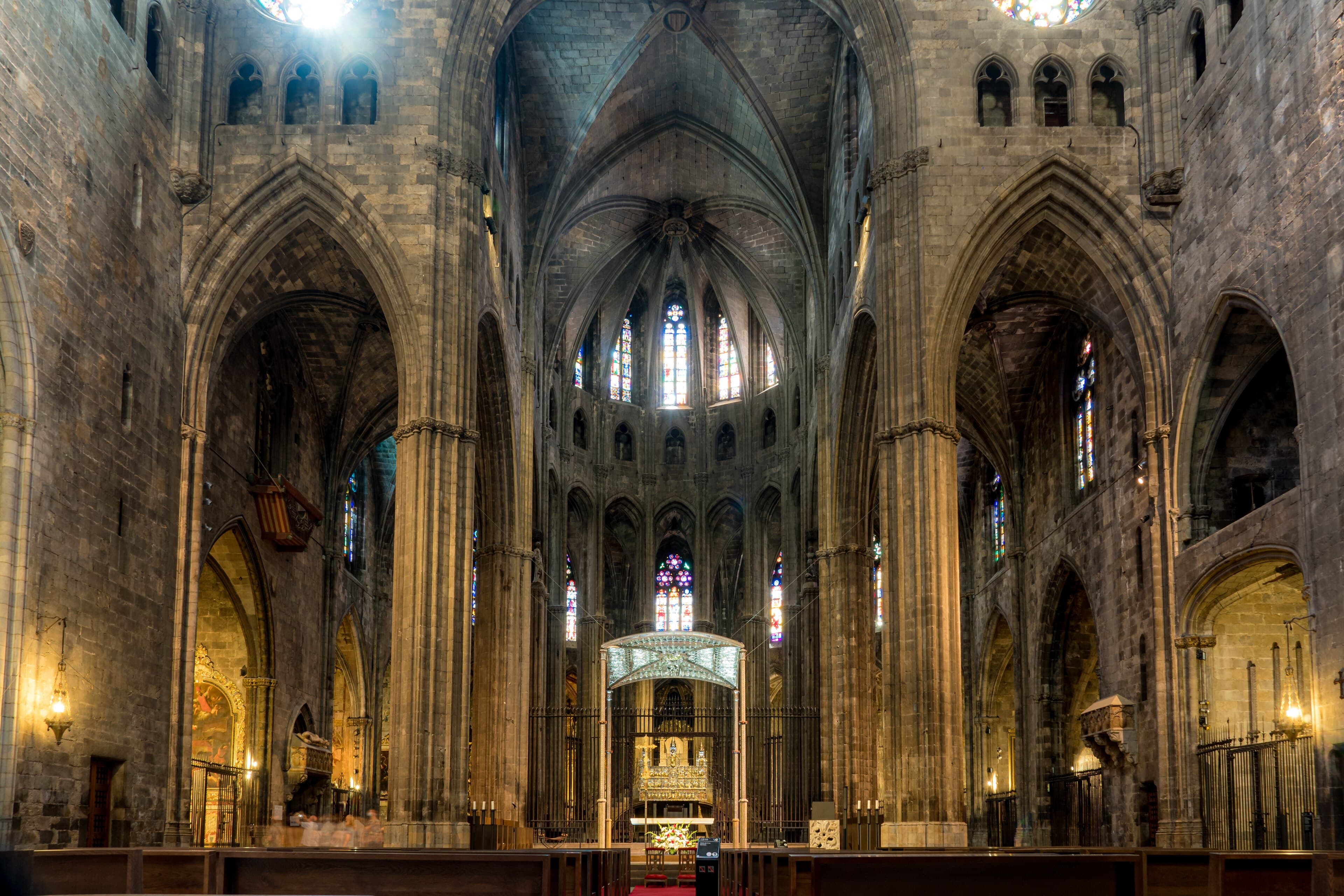 Interior de la nave única gótica de la catedral de Girona, la más ancha del mundo, vista hacia el altar